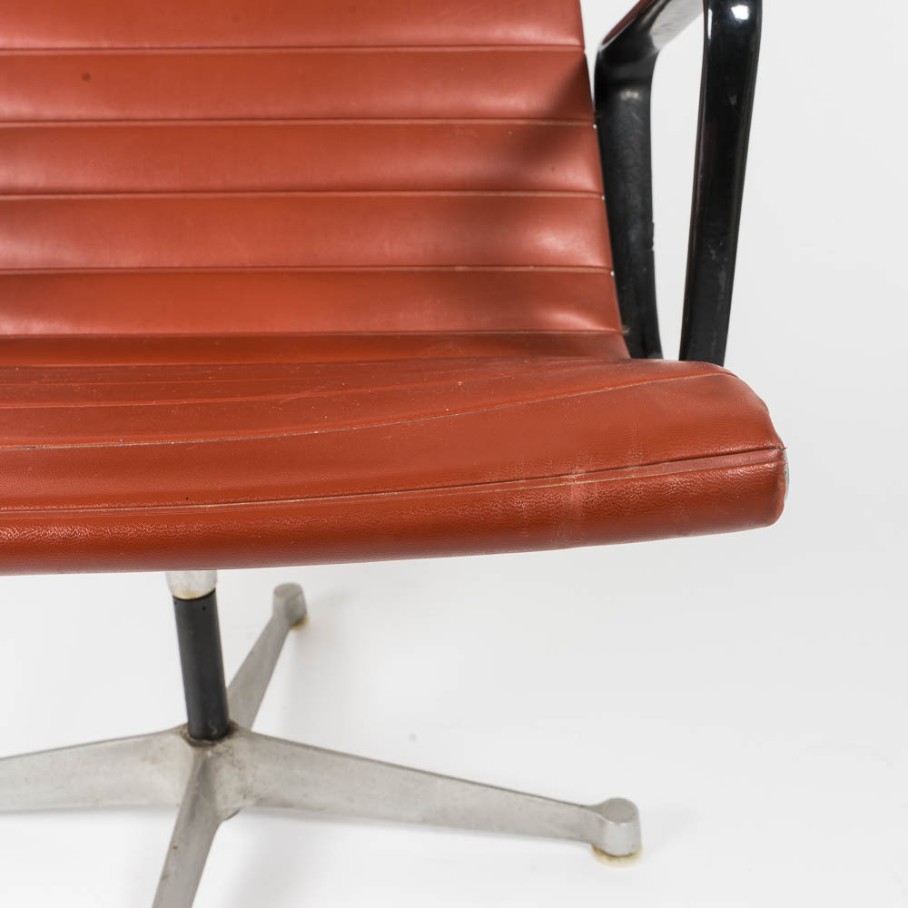 Swivel Office Chair After Design by Charles Eames for Herman Miller