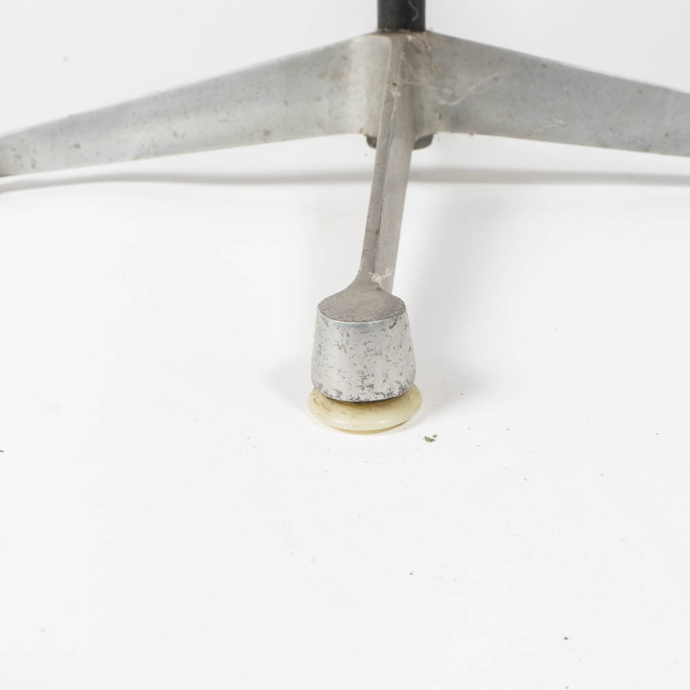 Swivel Office Chair After Design by Charles Eames for Herman Miller