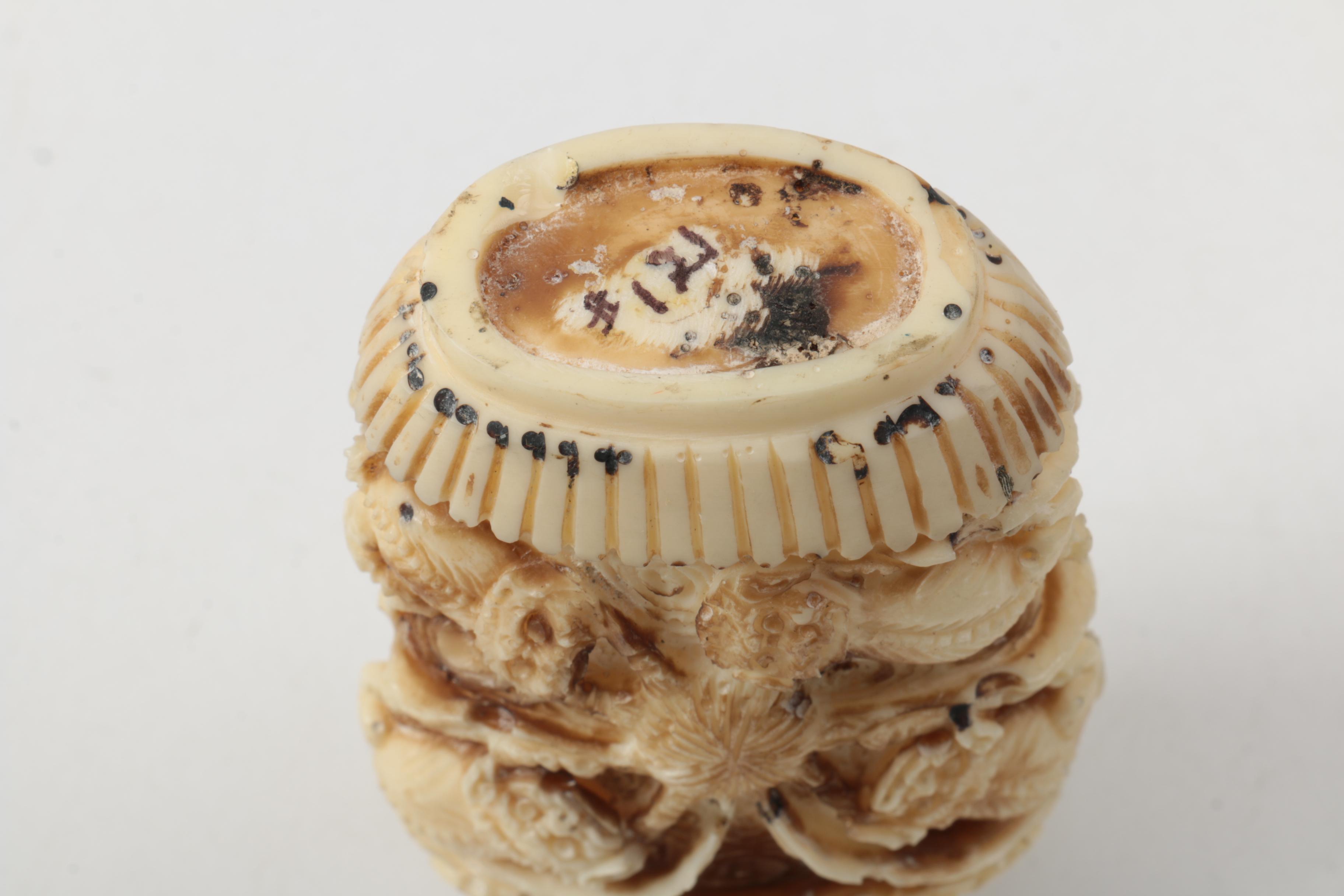 Chinese Carved Resin Snuff Bottle