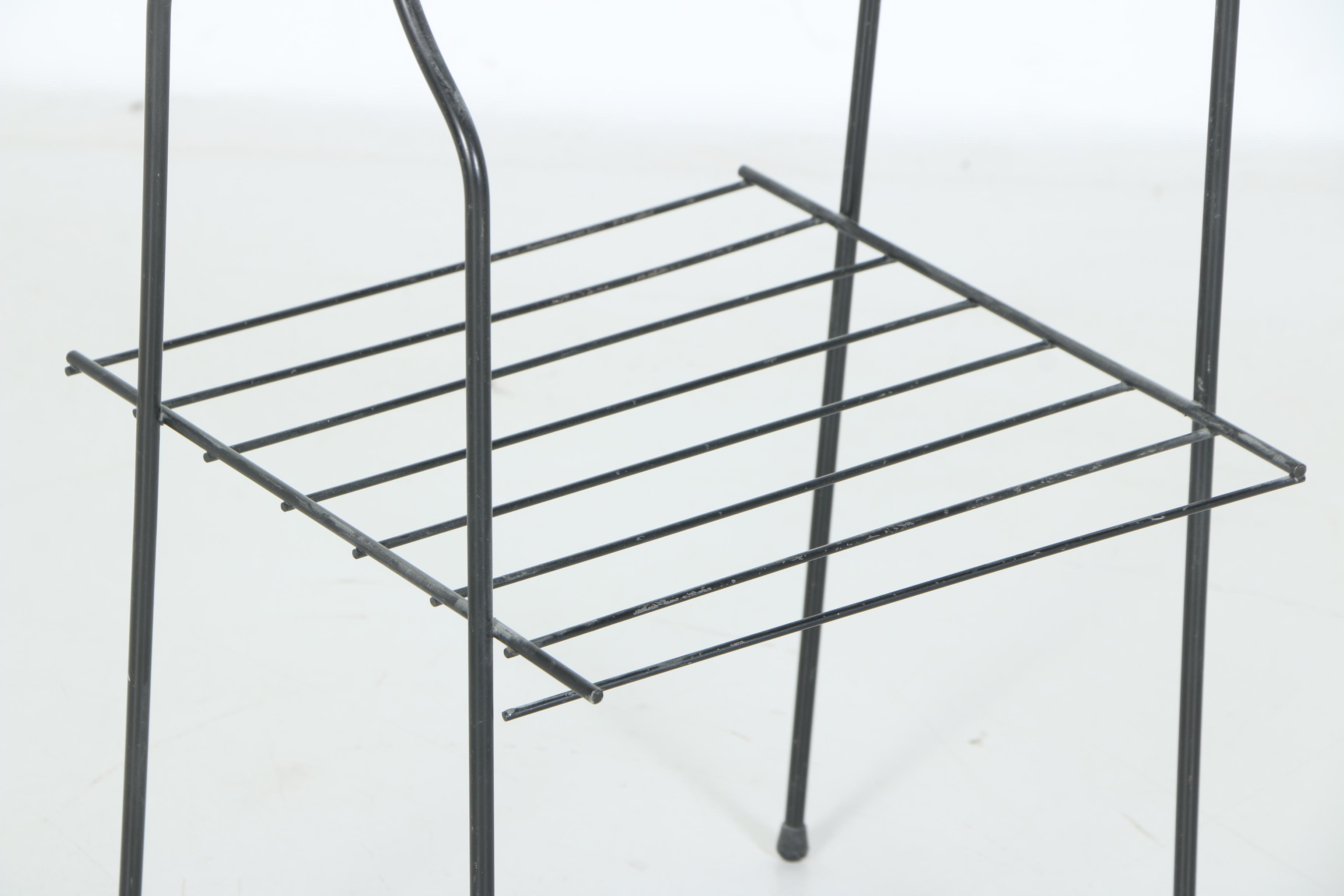 Black Metal Wire Stand
