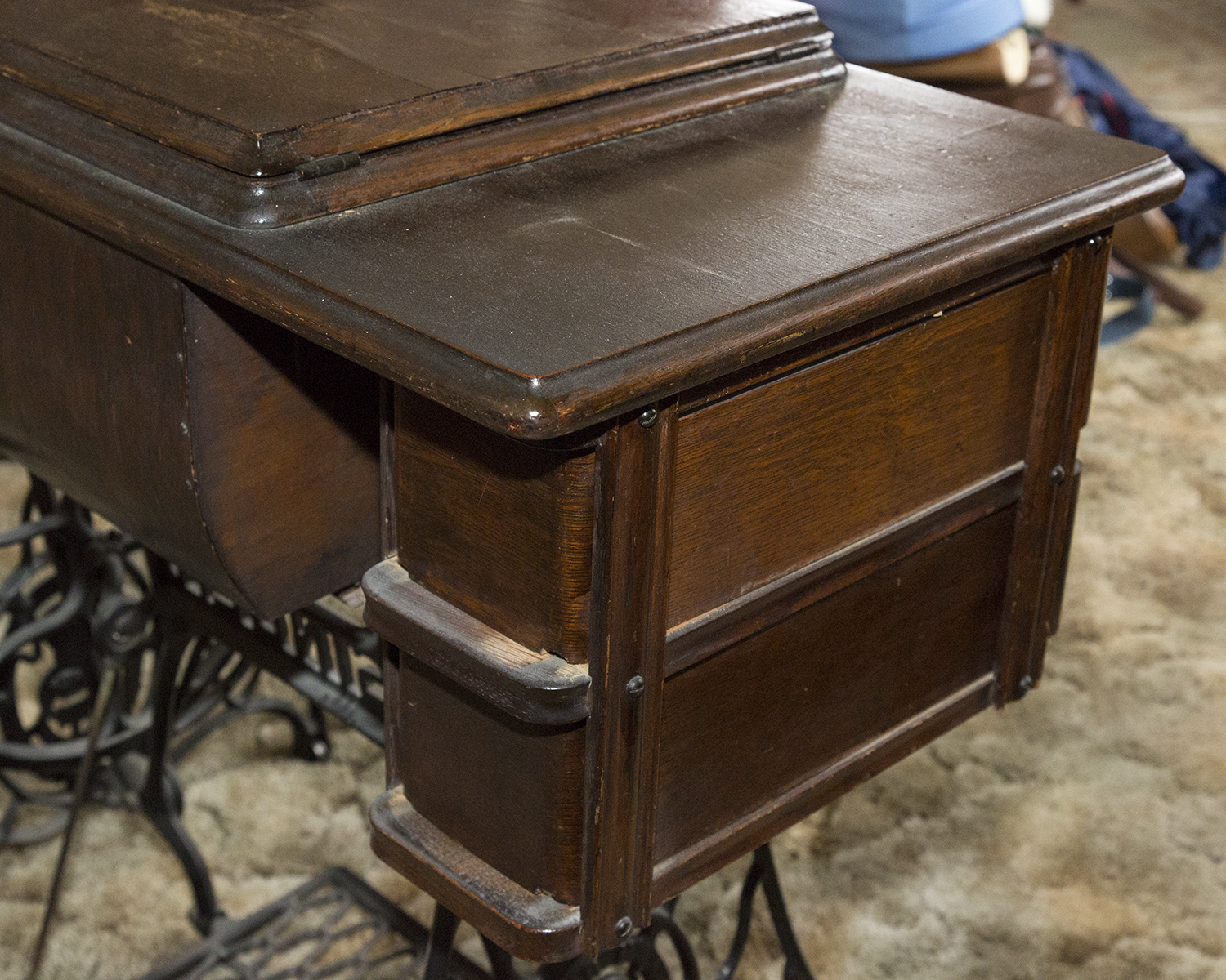 Antique Singer Treadle Sewing Machine Cabinet