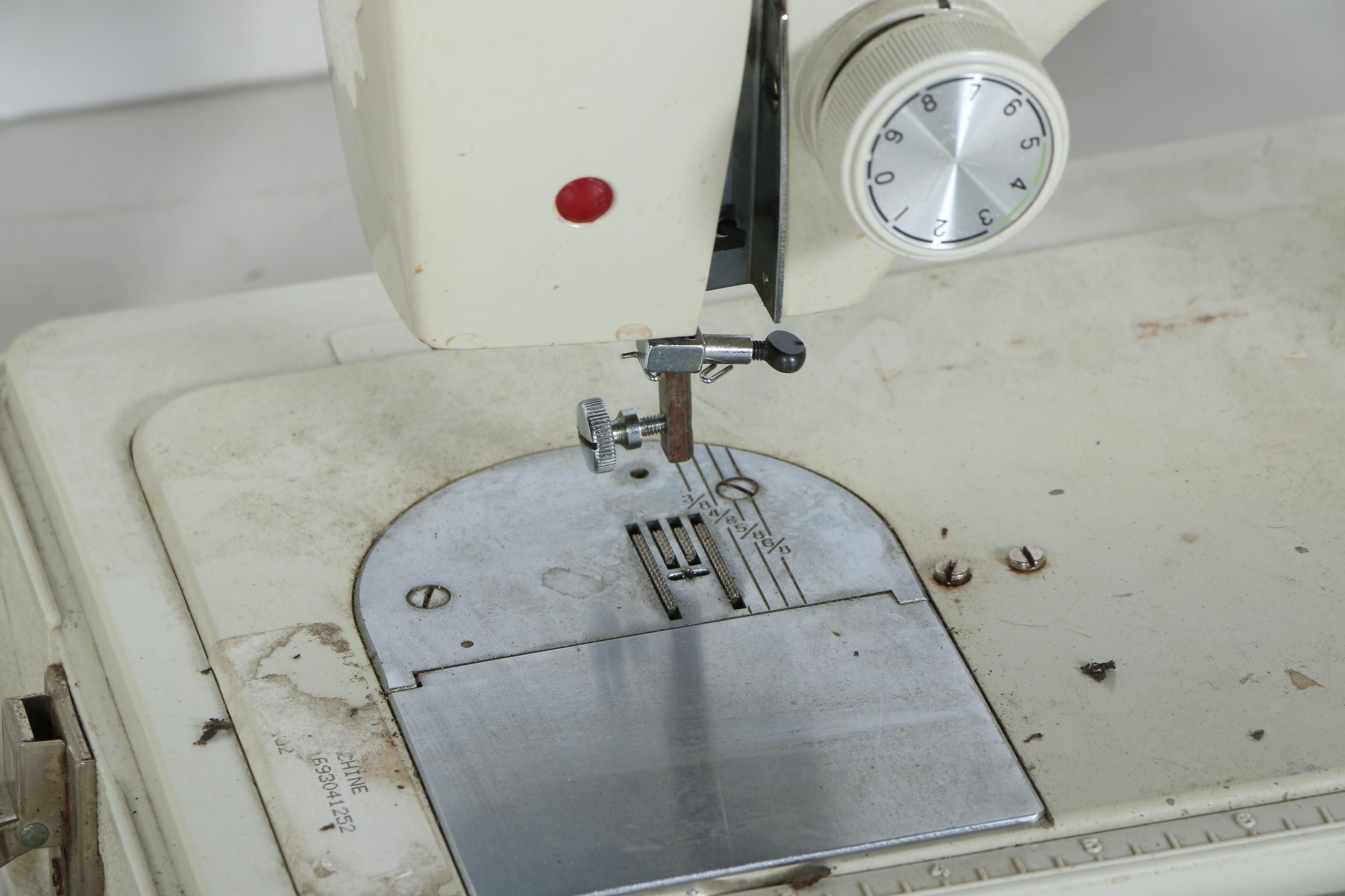 Vogue Stitch Model 780 Sewing Machine