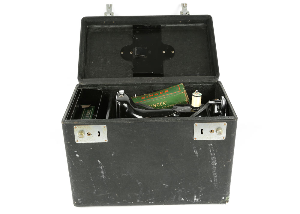 Vintage Portable Singer Featherweight Sewing Machine