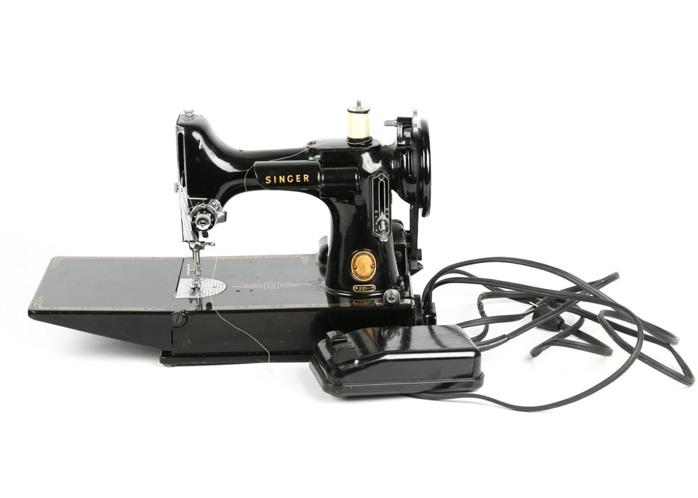 Vintage Portable Singer Featherweight Sewing Machine