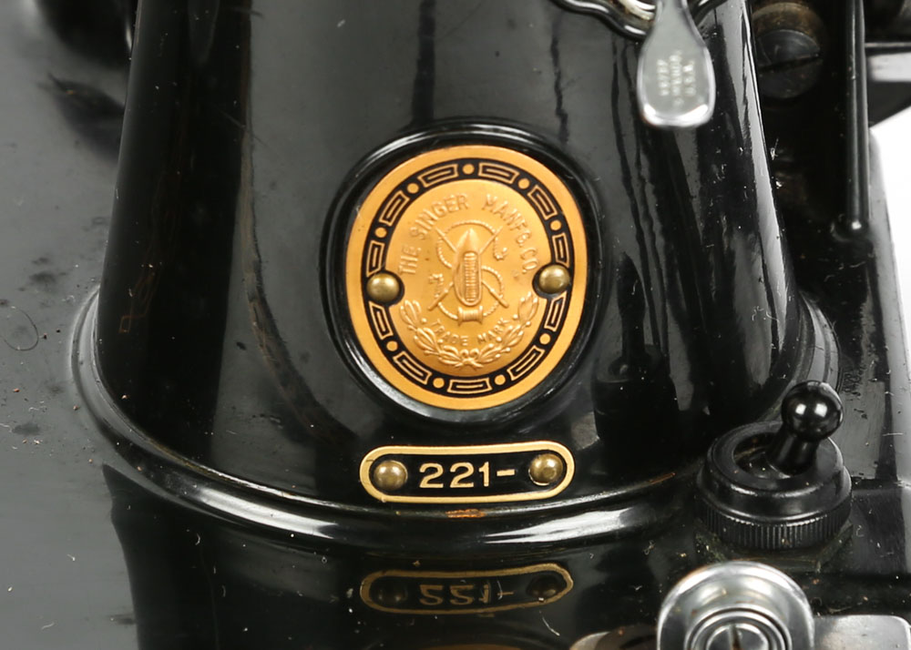 Vintage Portable Singer Featherweight Sewing Machine