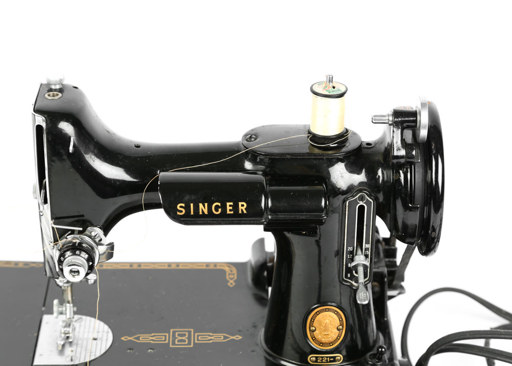Vintage Portable Singer Featherweight Sewing Machine