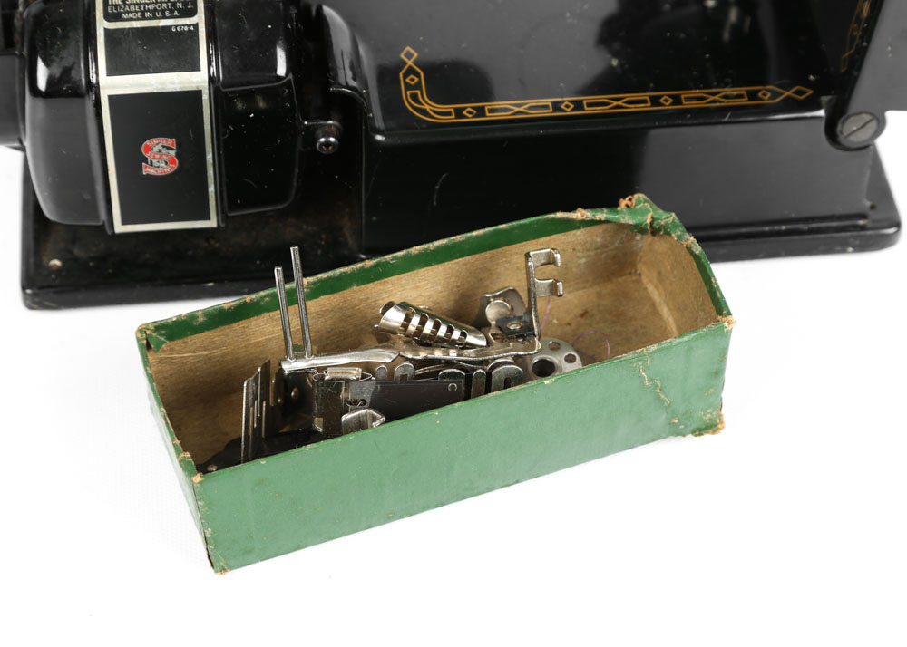 Vintage Portable Singer Featherweight Sewing Machine