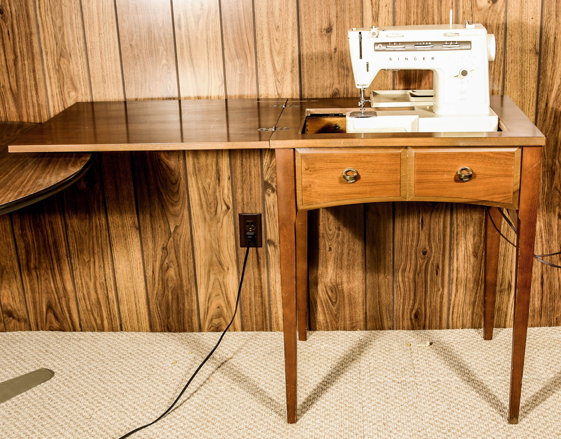 Singer Sewing Machine "Stylist 534" Cabinet