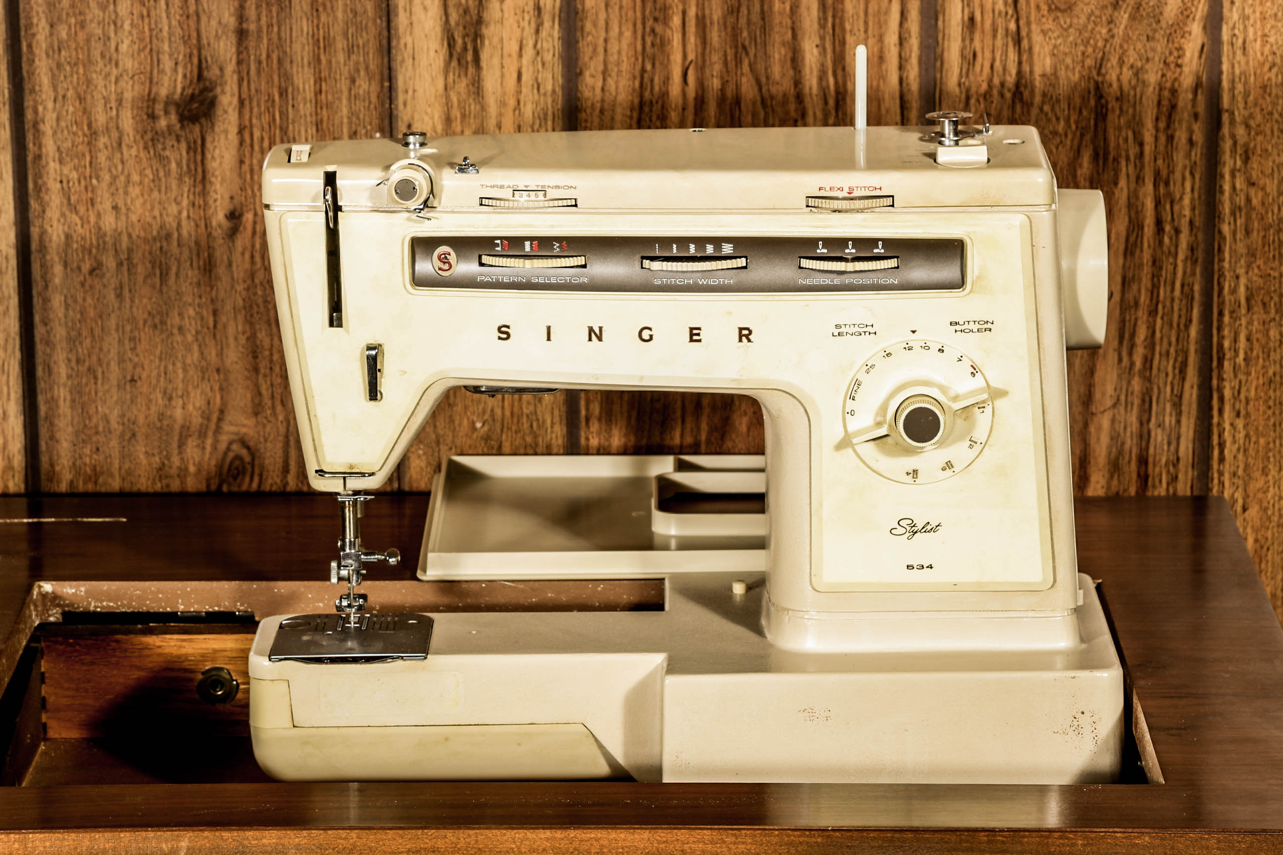 Singer Sewing Machine "Stylist 534" Cabinet