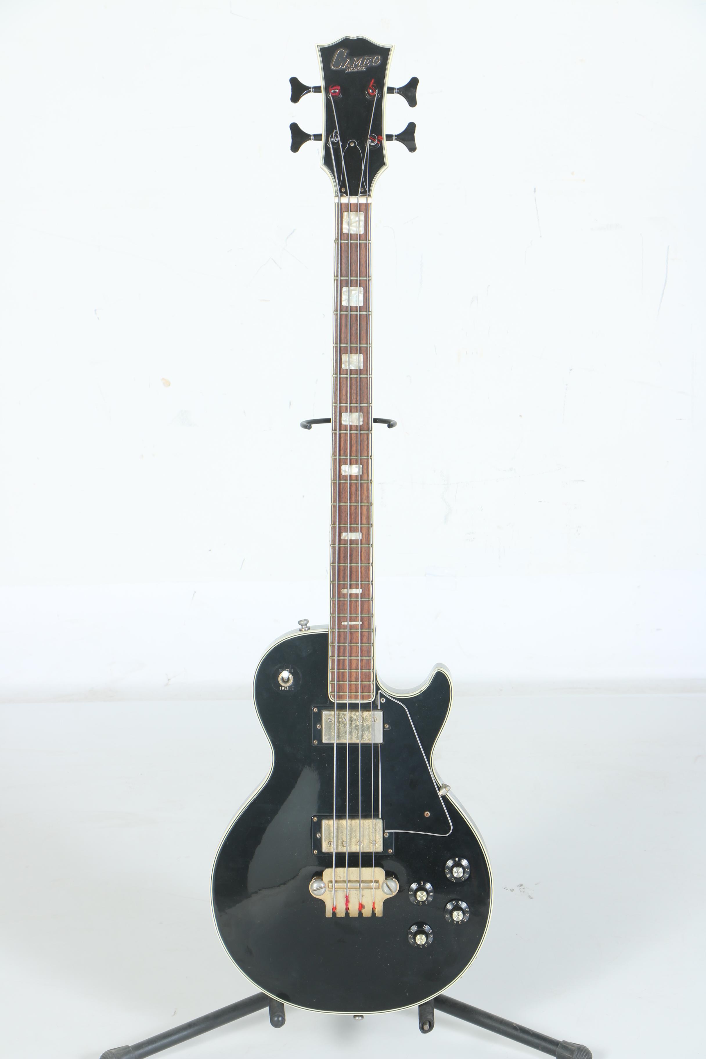 Cameo Deluxe 1960s Electric Bass Guitar with Case