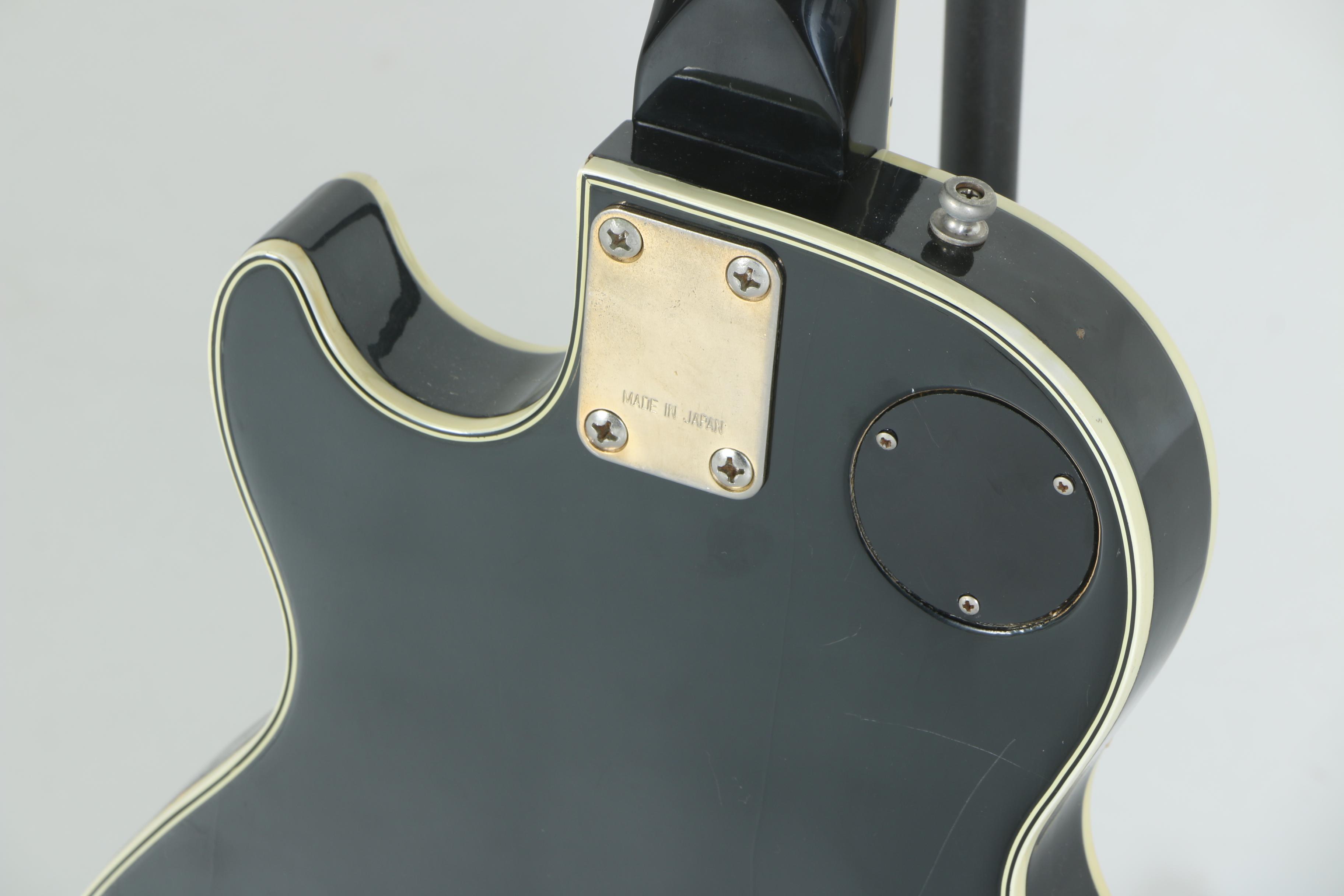 Cameo Deluxe 1960s Electric Bass Guitar with Case