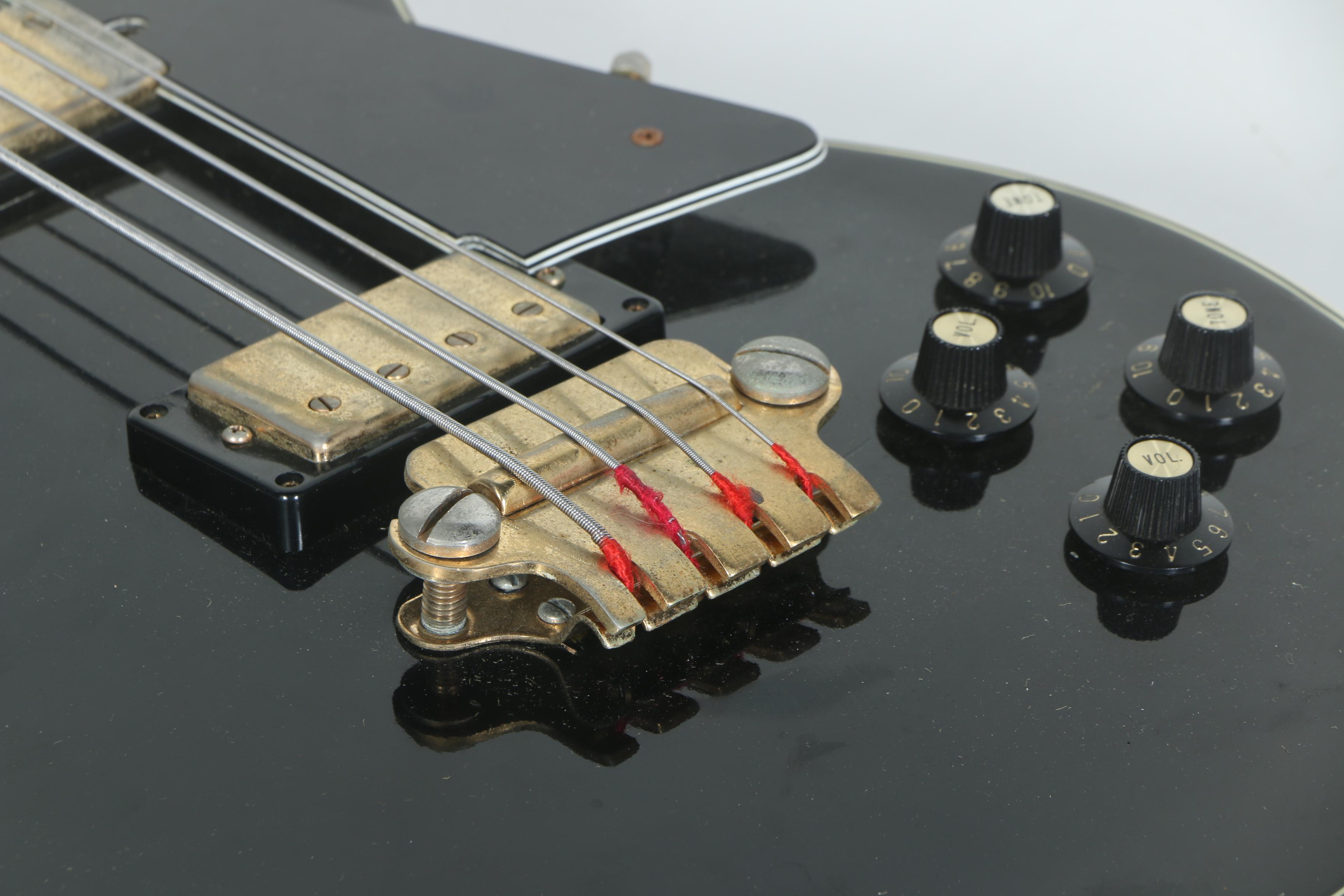 Cameo Deluxe 1960s Electric Bass Guitar with Case