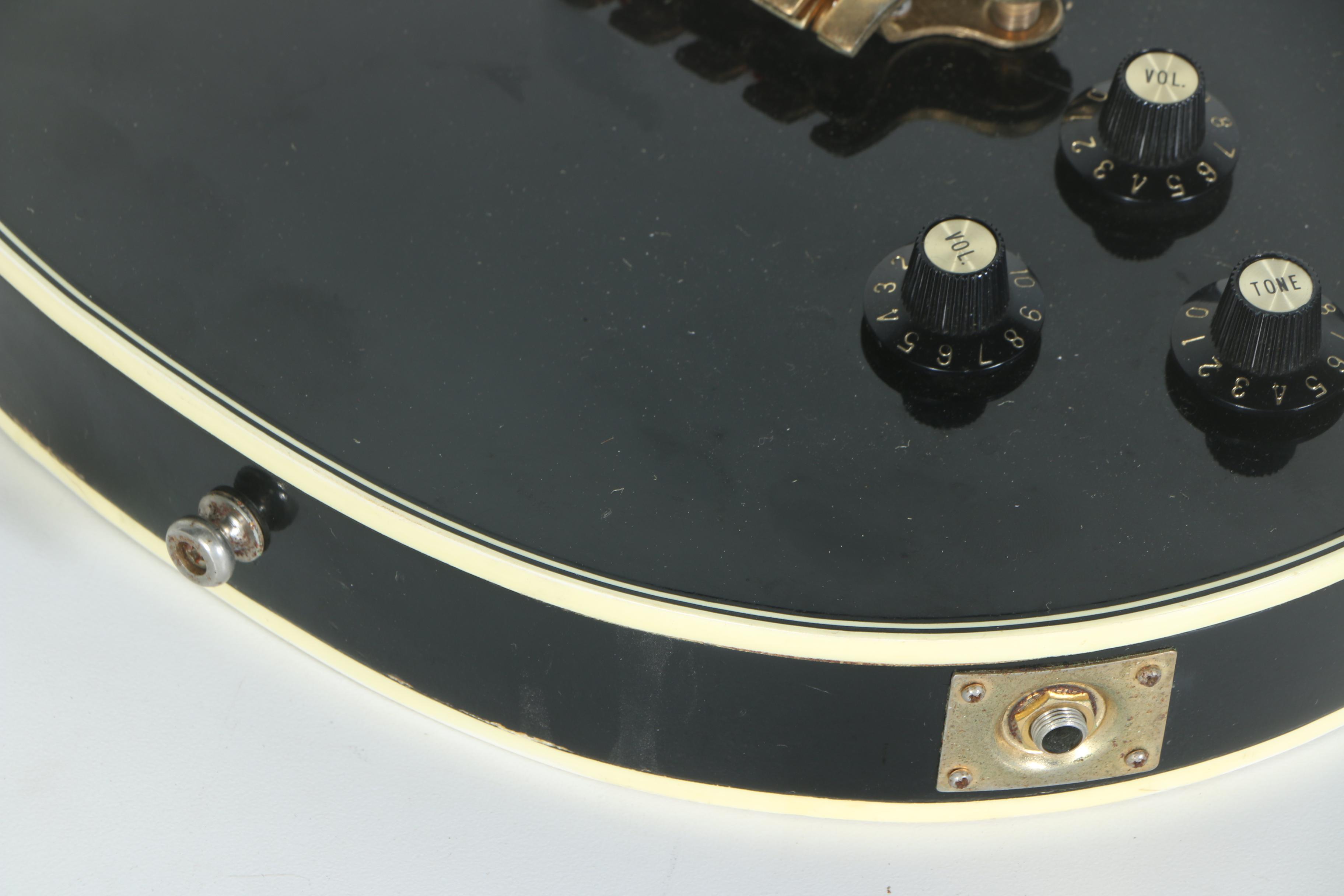 Cameo Deluxe 1960s Electric Bass Guitar with Case