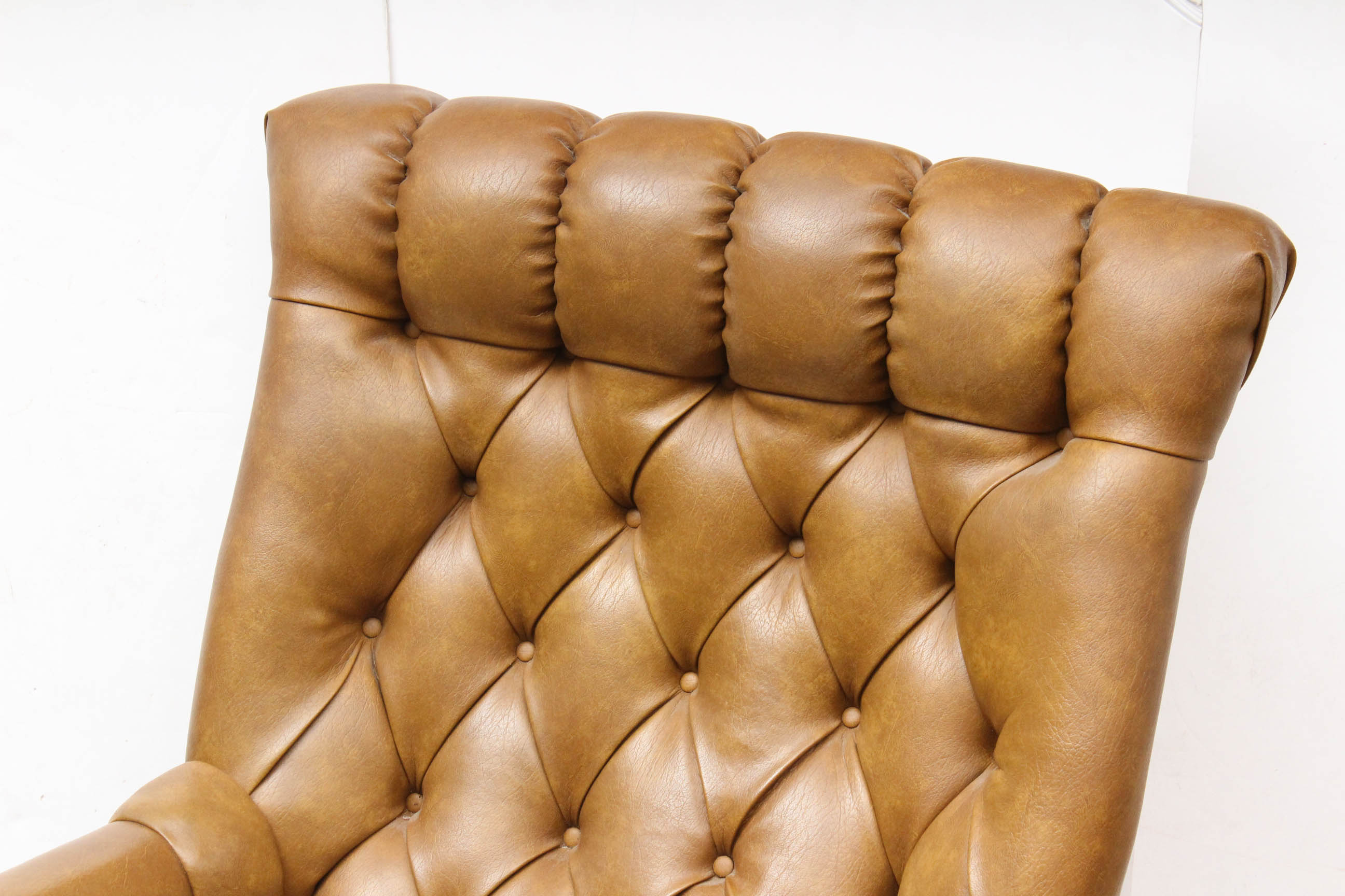 Vintage Sleepy Hollow Chair with Ottoman by Mall City Furniture