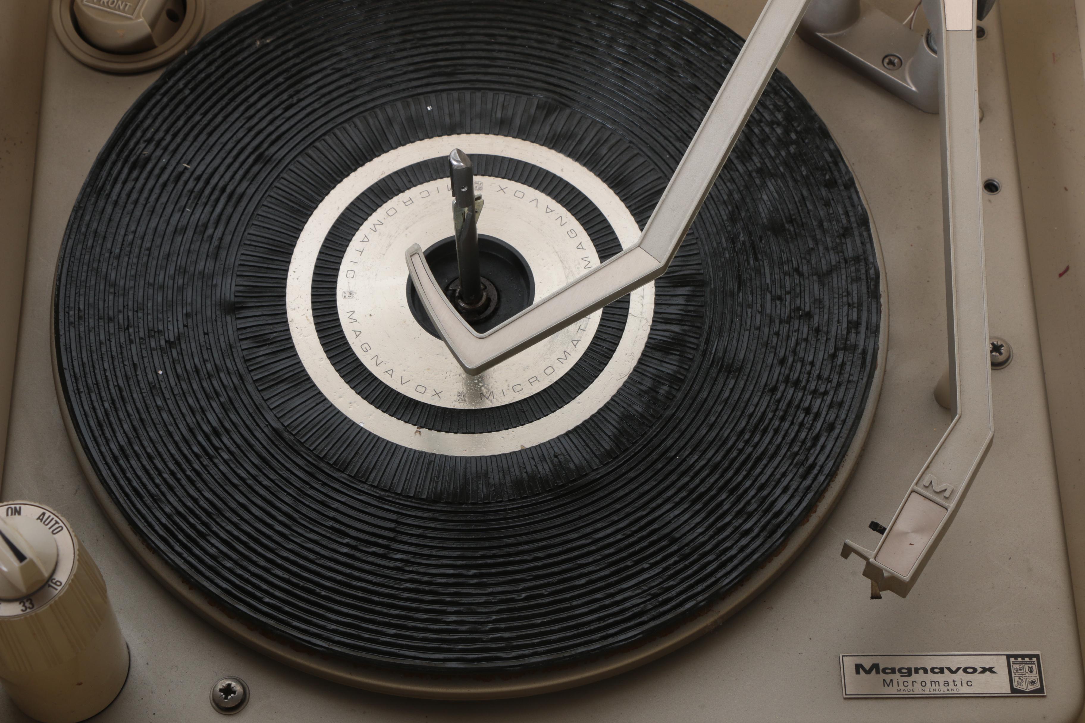 Vintage French Provincial Style Stereo Cabinet from Magnavox with Albums