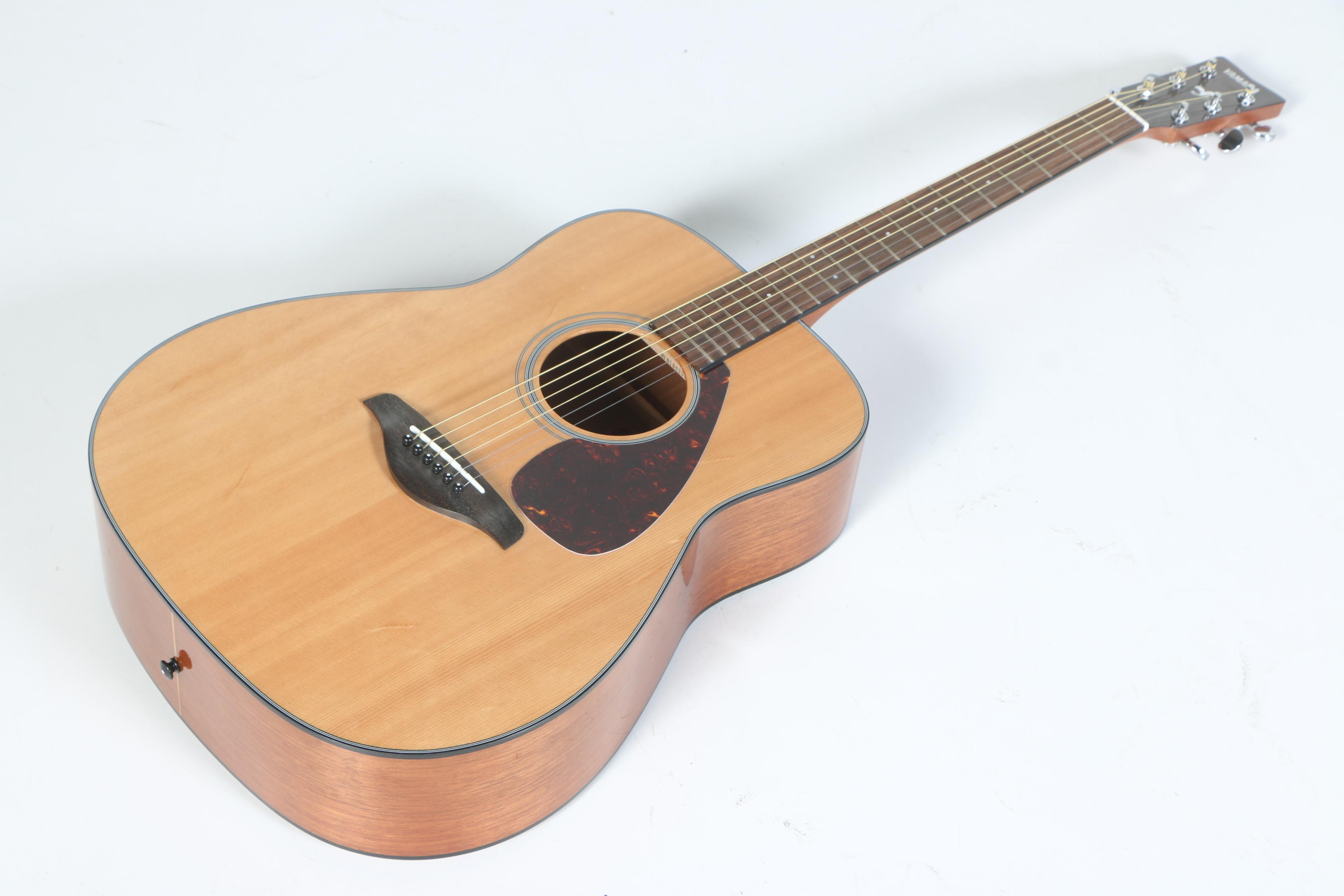 Yamaha FG700S Folk Acoustic Guitar with Gig Case
