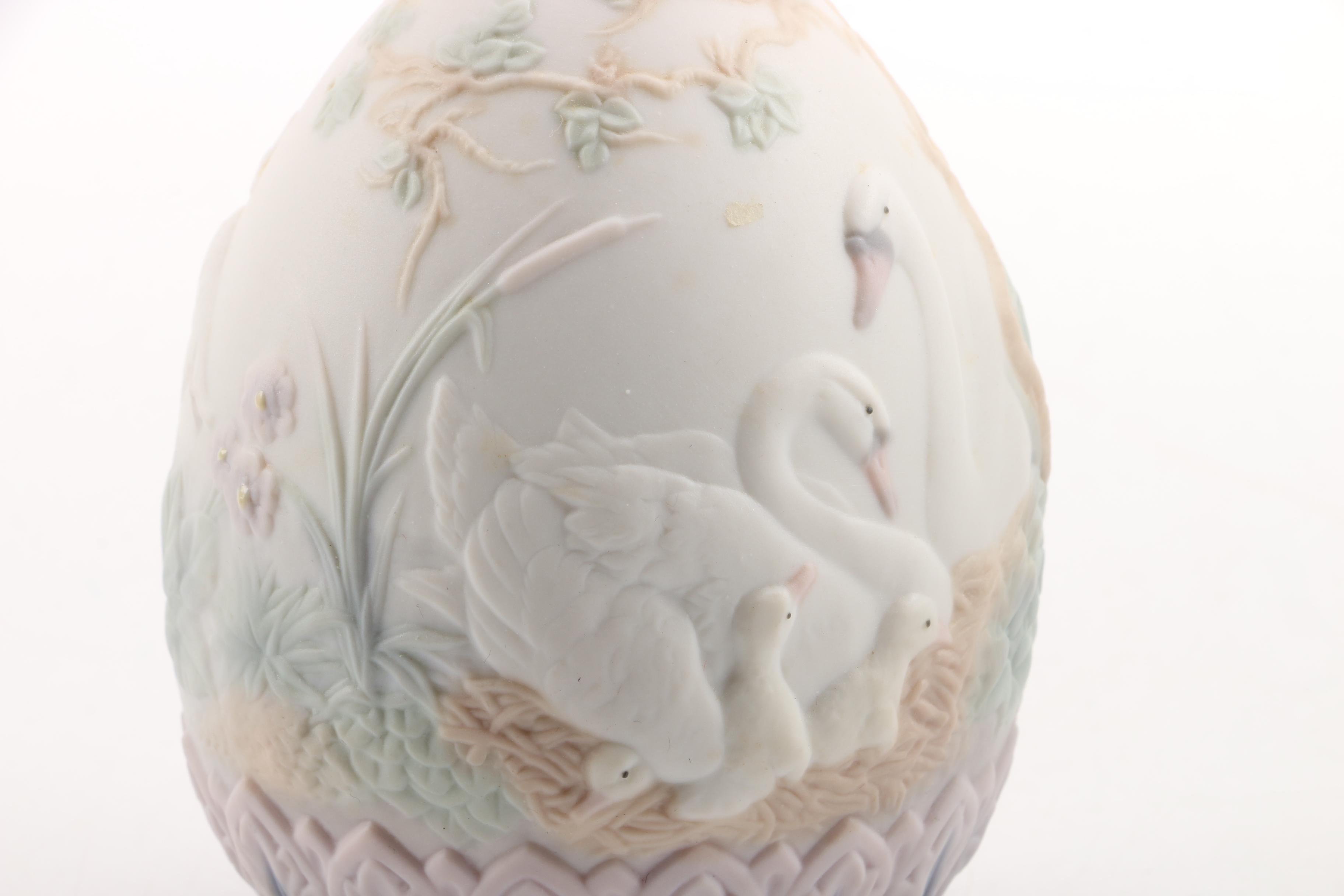Porcelain Lladró Egg With Swans
