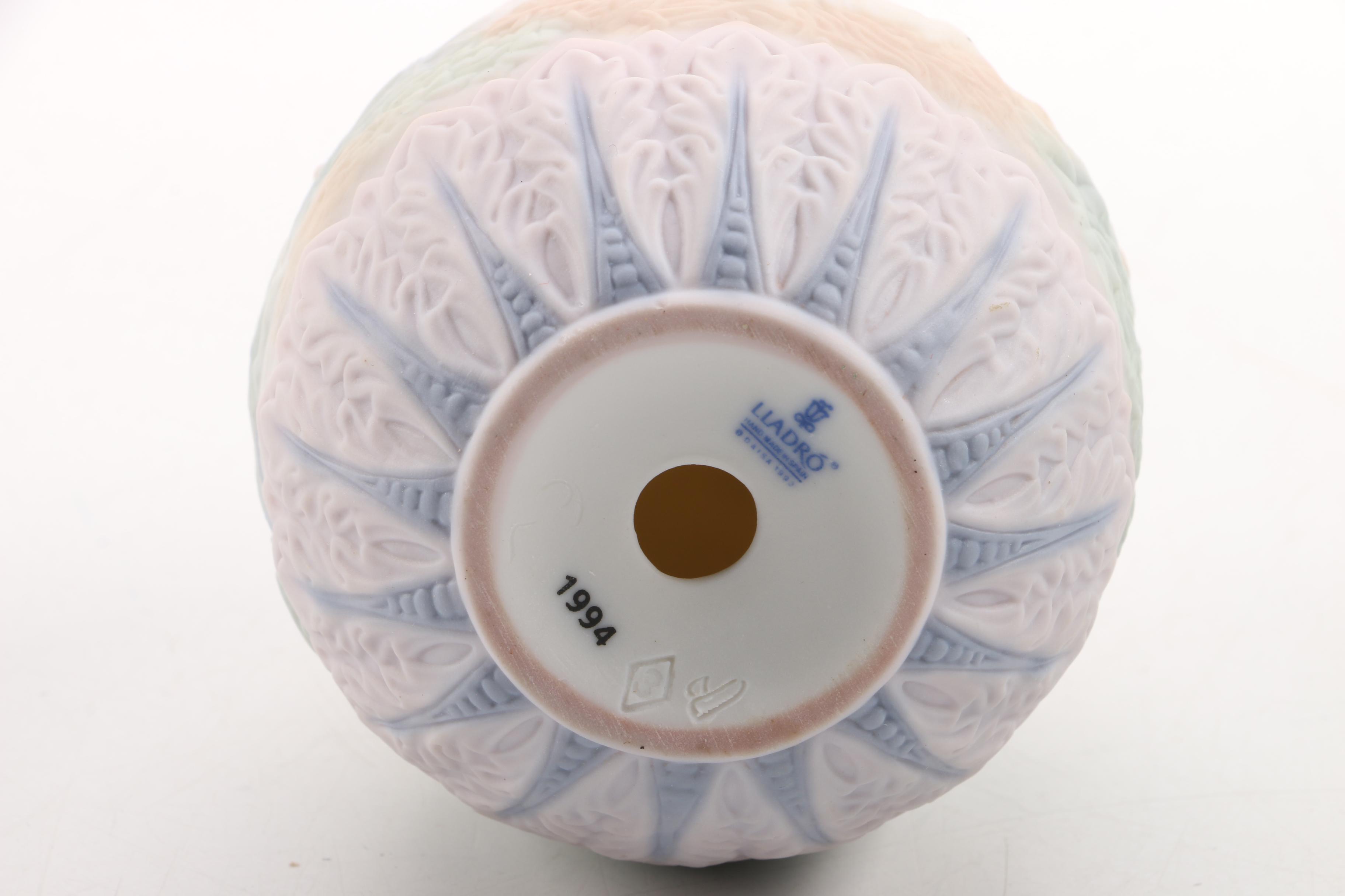 Porcelain Lladró Egg With Swans