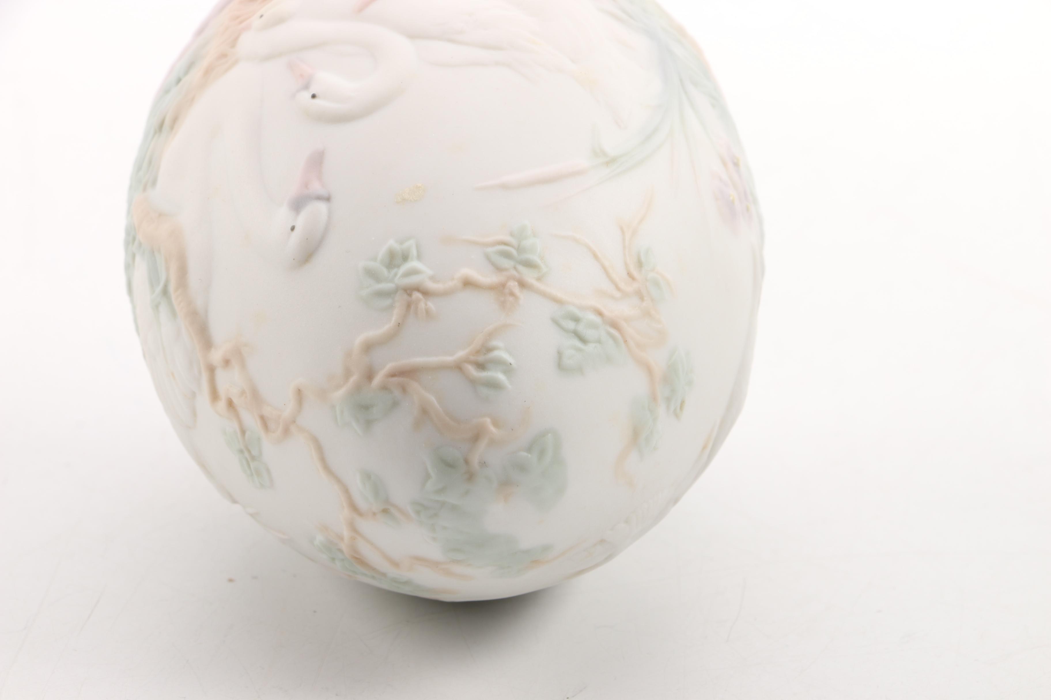 Porcelain Lladró Egg With Swans