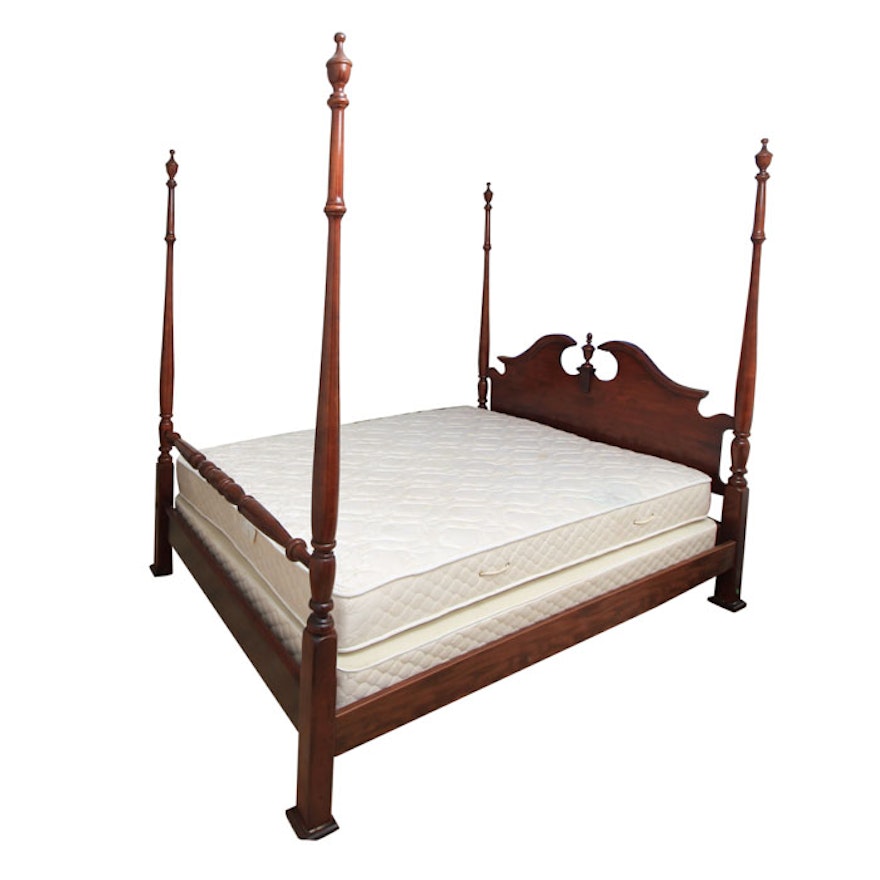 Colonial Style Poster Bed in Queen-Size