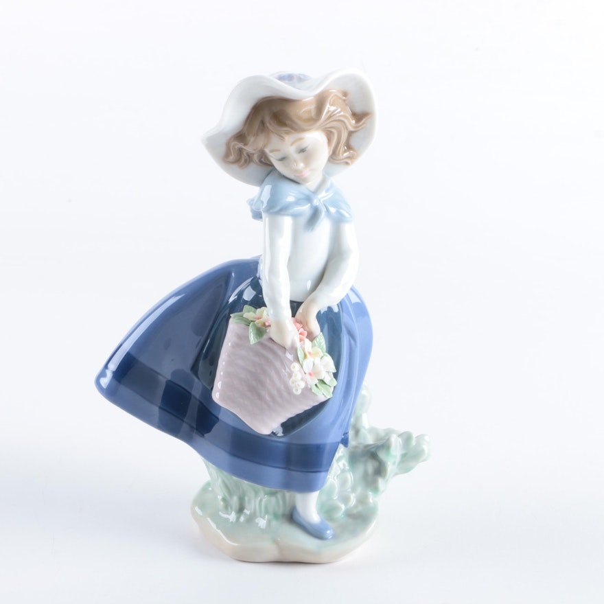 Lladró "Pretty Pickings" Figurine #5222