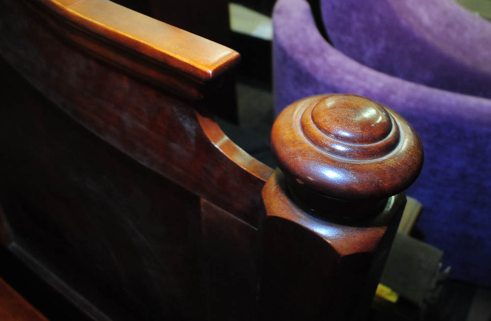 Vintage Broken Arch Style Bed Frame in King-Size