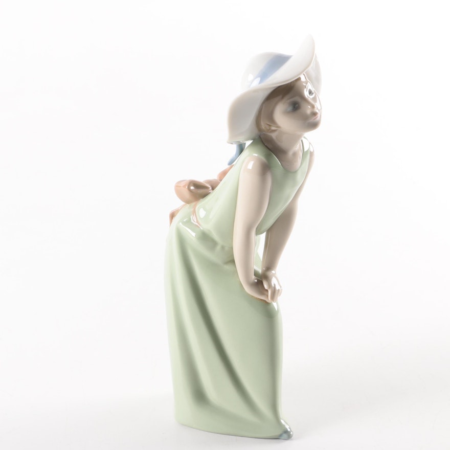 Lladró  "Curious Girl with Straw Hat" #5009 Porcelain Figurine