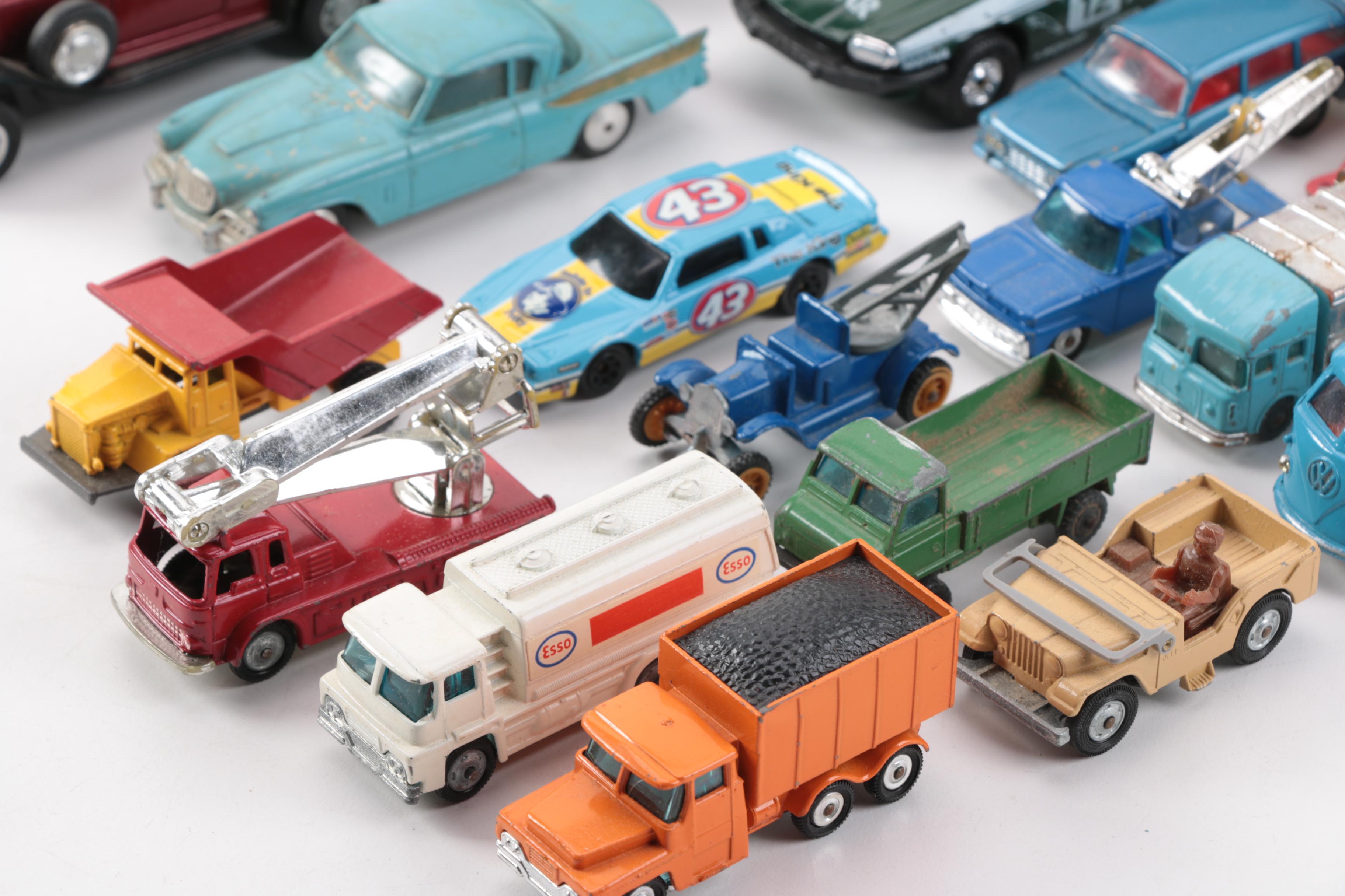 1966 Mattel "Miniature Car Collectors Show Case" and Vintage Die-Cast Cars