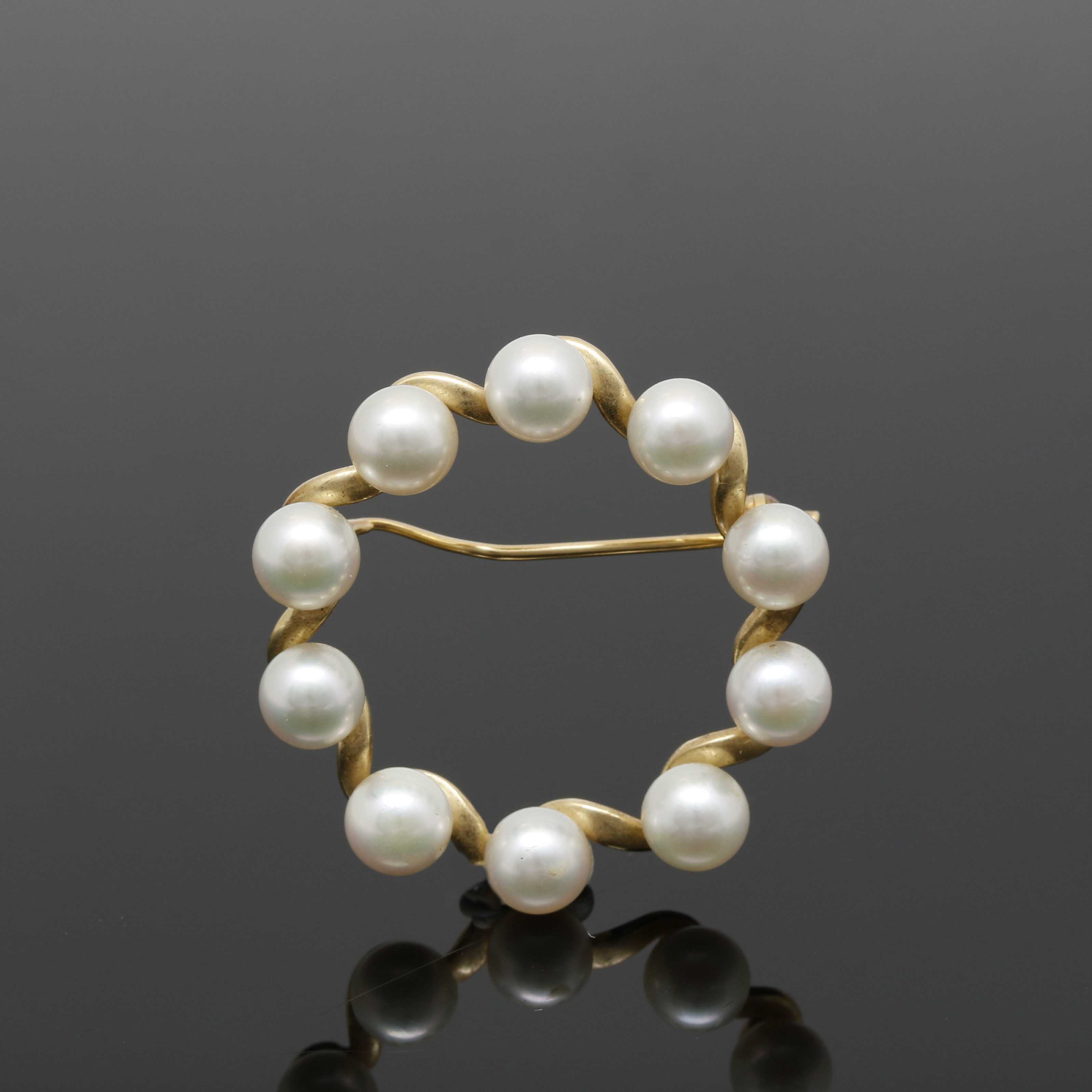 14K Yellow Gold Cultured Pearl Open Circle Brooch