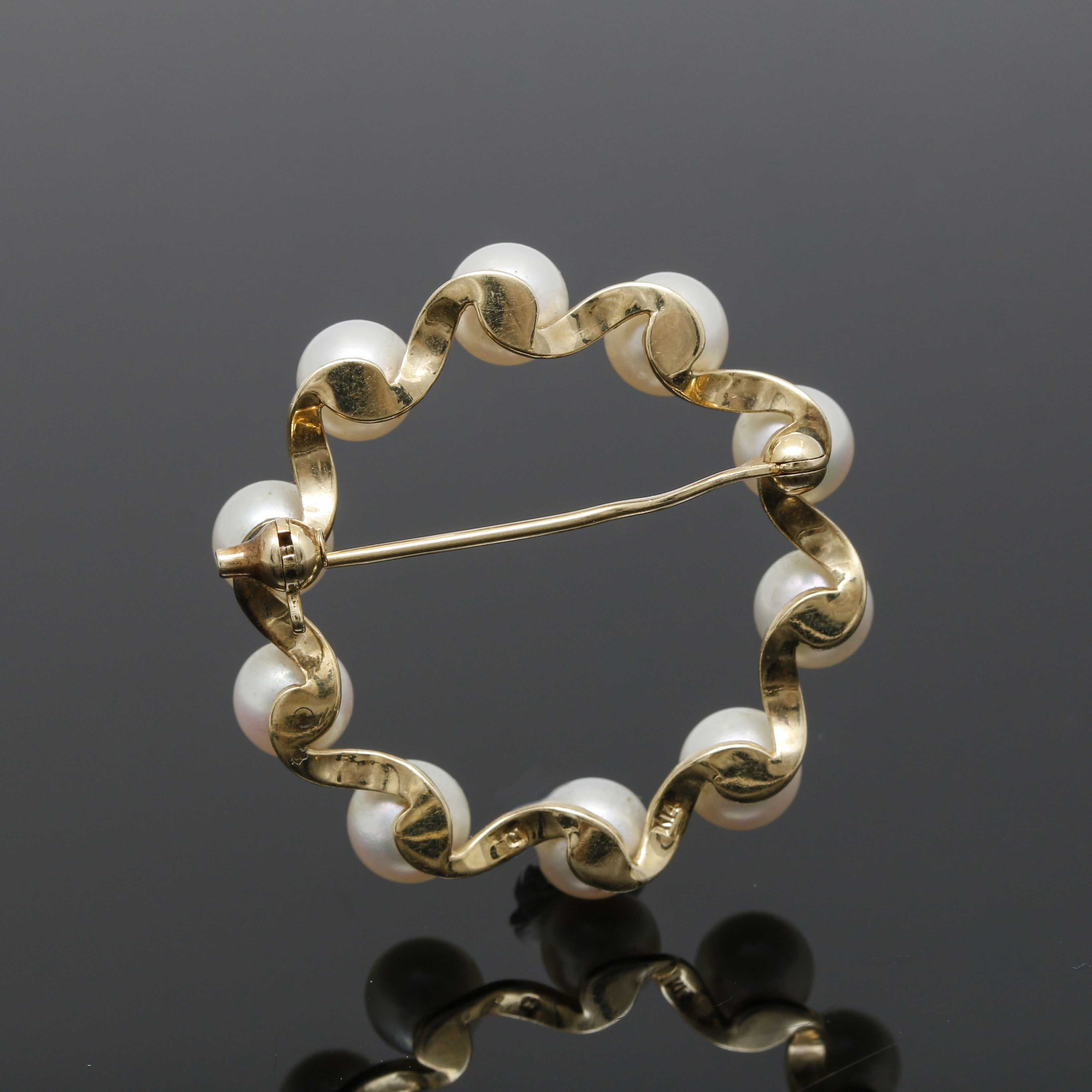 14K Yellow Gold Cultured Pearl Open Circle Brooch