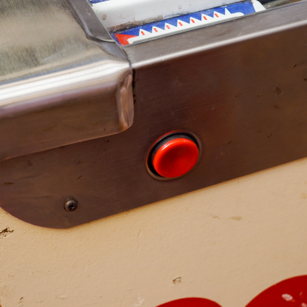 Sonic "Super Straight" Pinball Machine