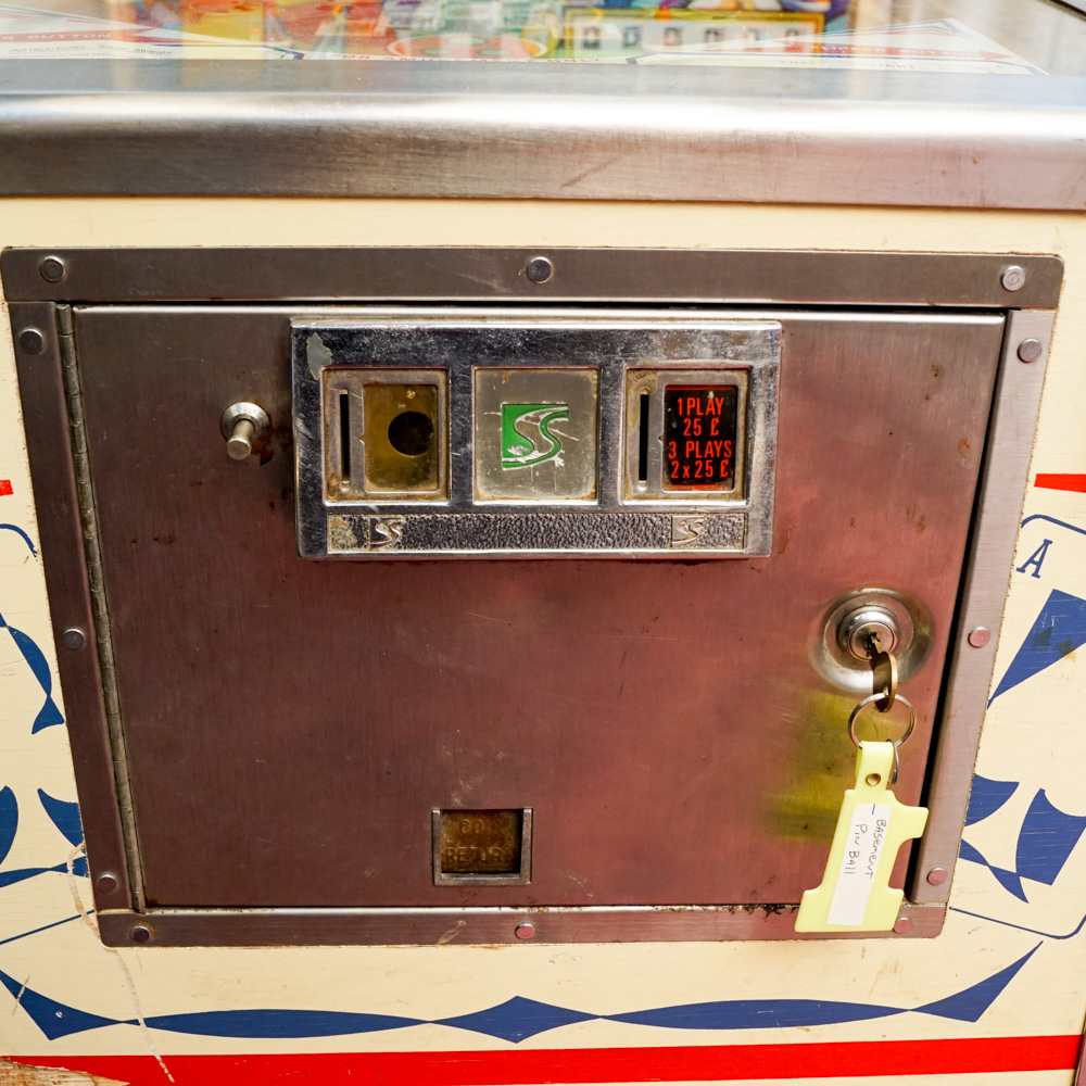 Sonic "Super Straight" Pinball Machine