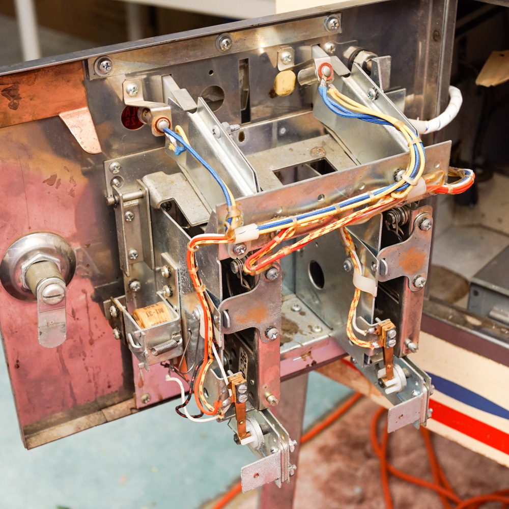 Sonic "Super Straight" Pinball Machine