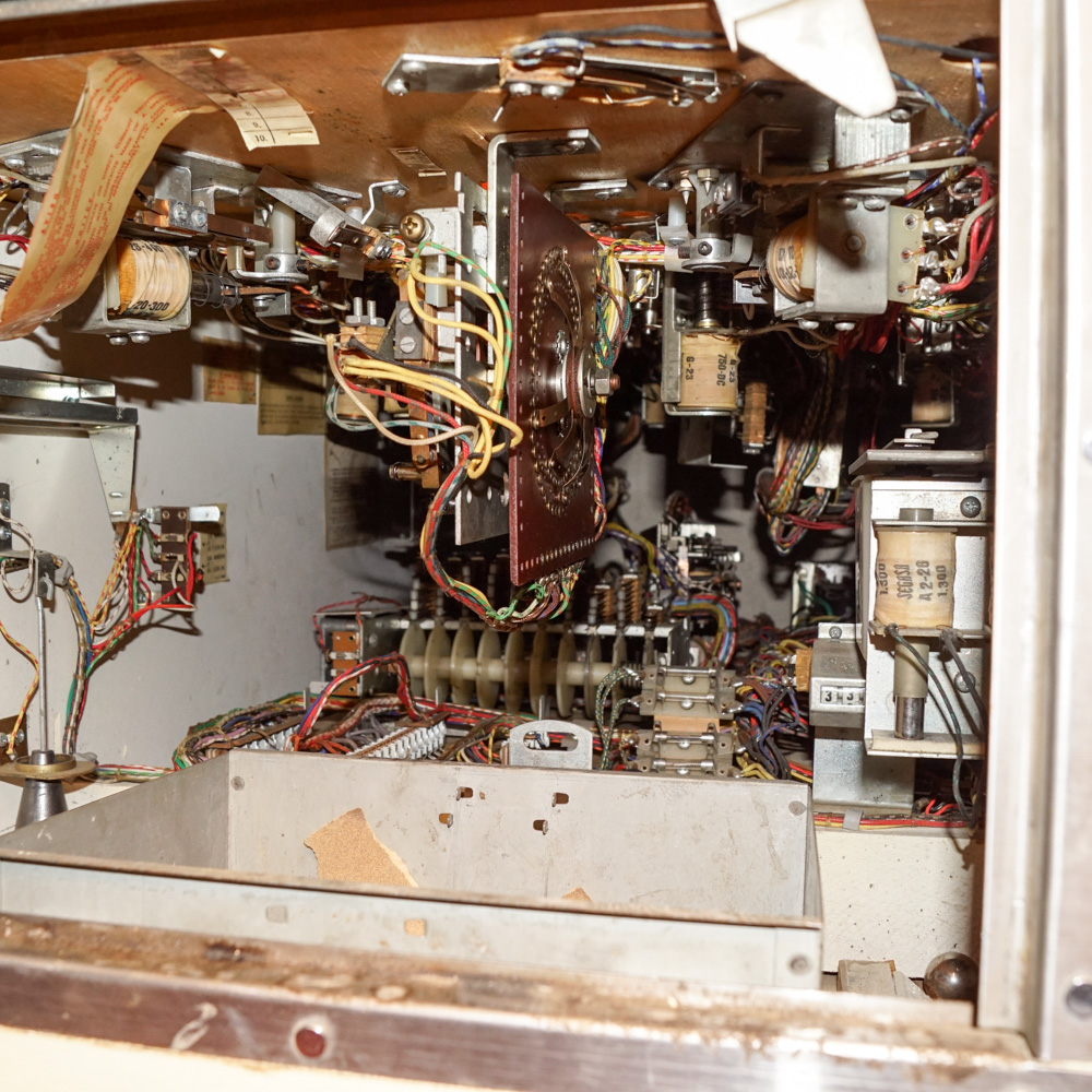 Sonic "Super Straight" Pinball Machine