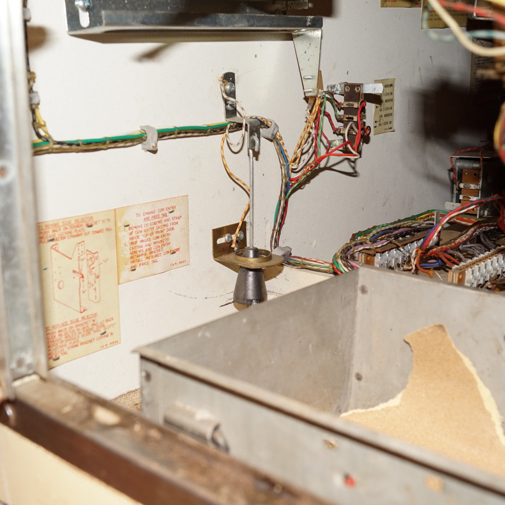 Sonic "Super Straight" Pinball Machine