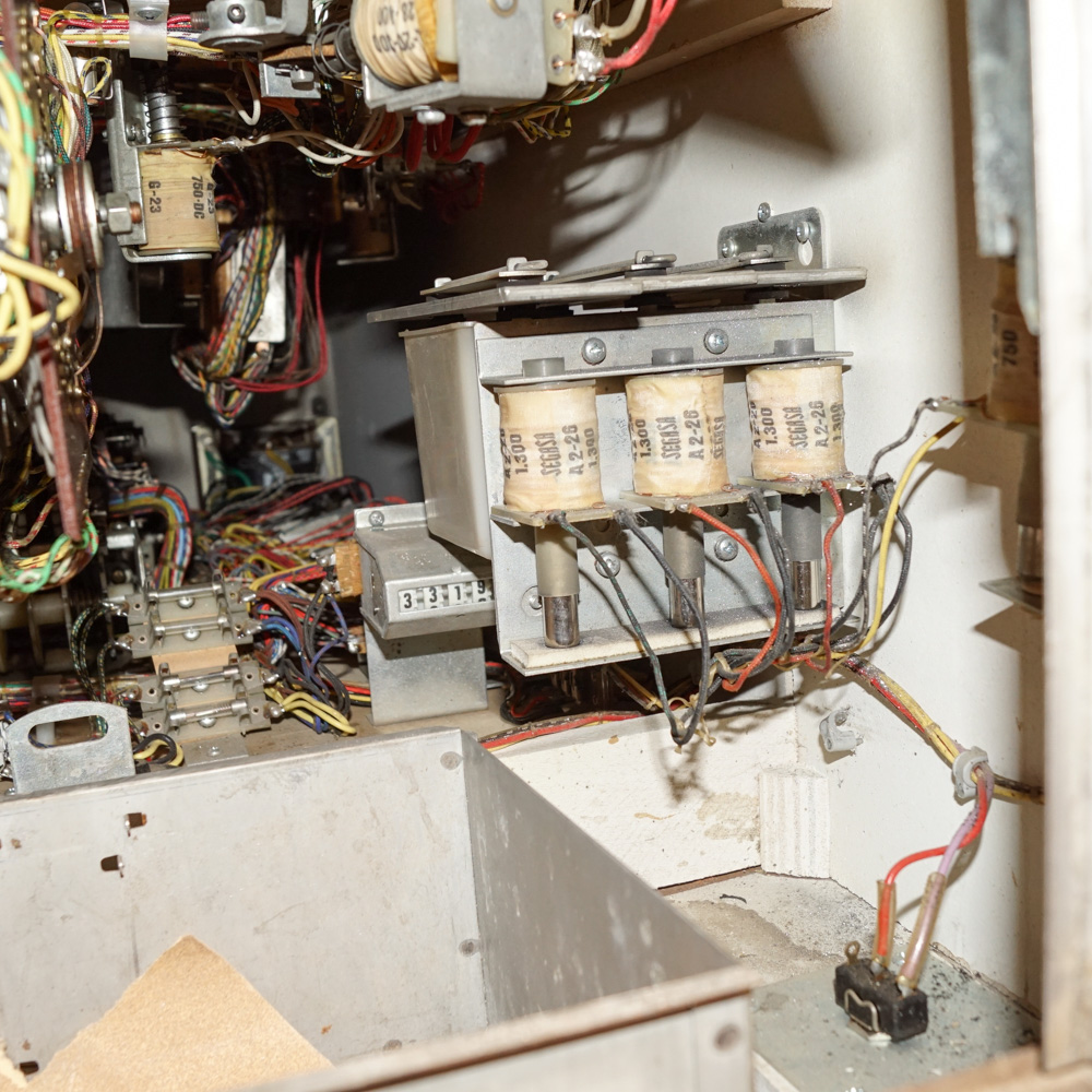 Sonic "Super Straight" Pinball Machine