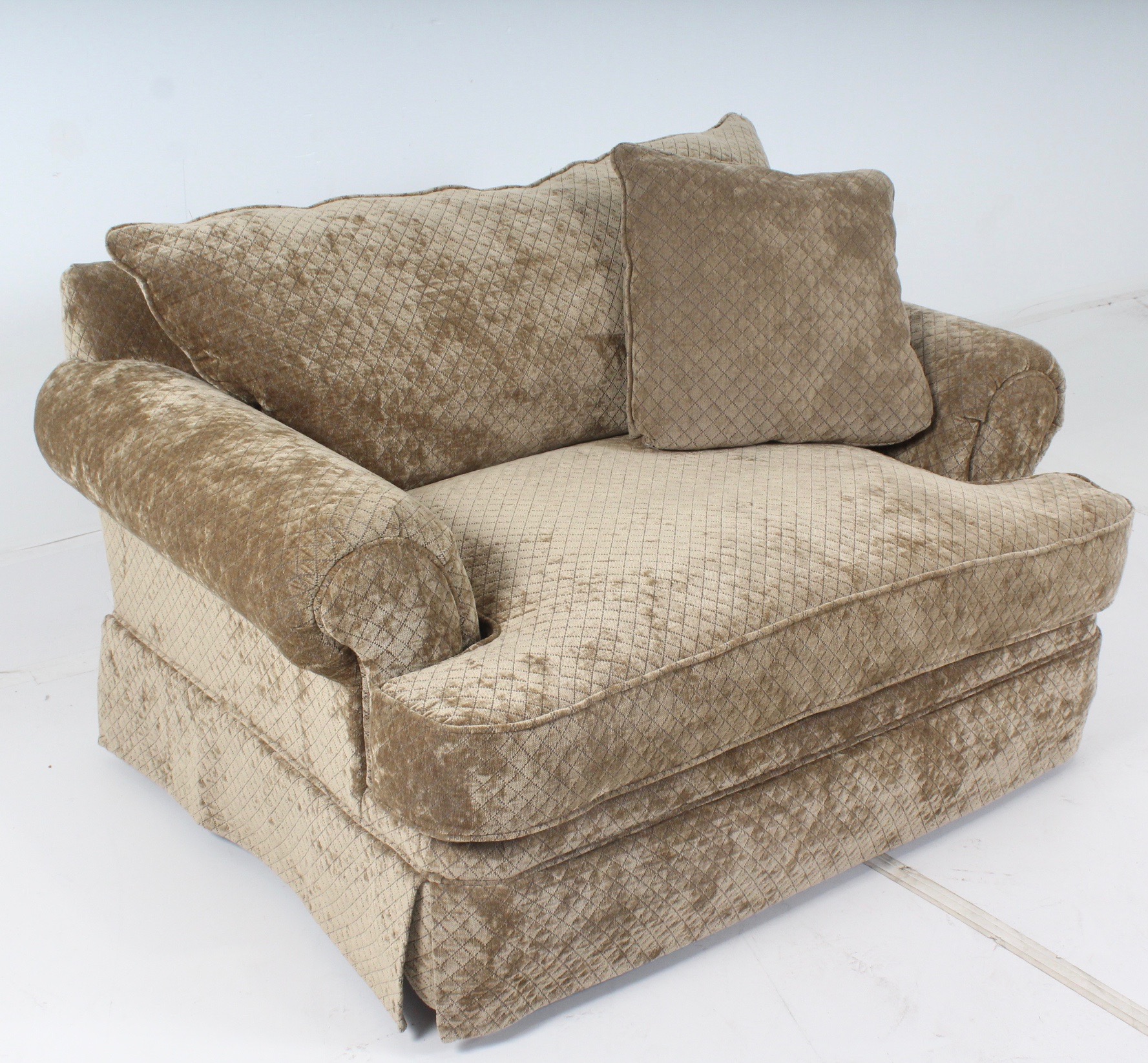 Camden Collection Contemporary Plush Arm Chair