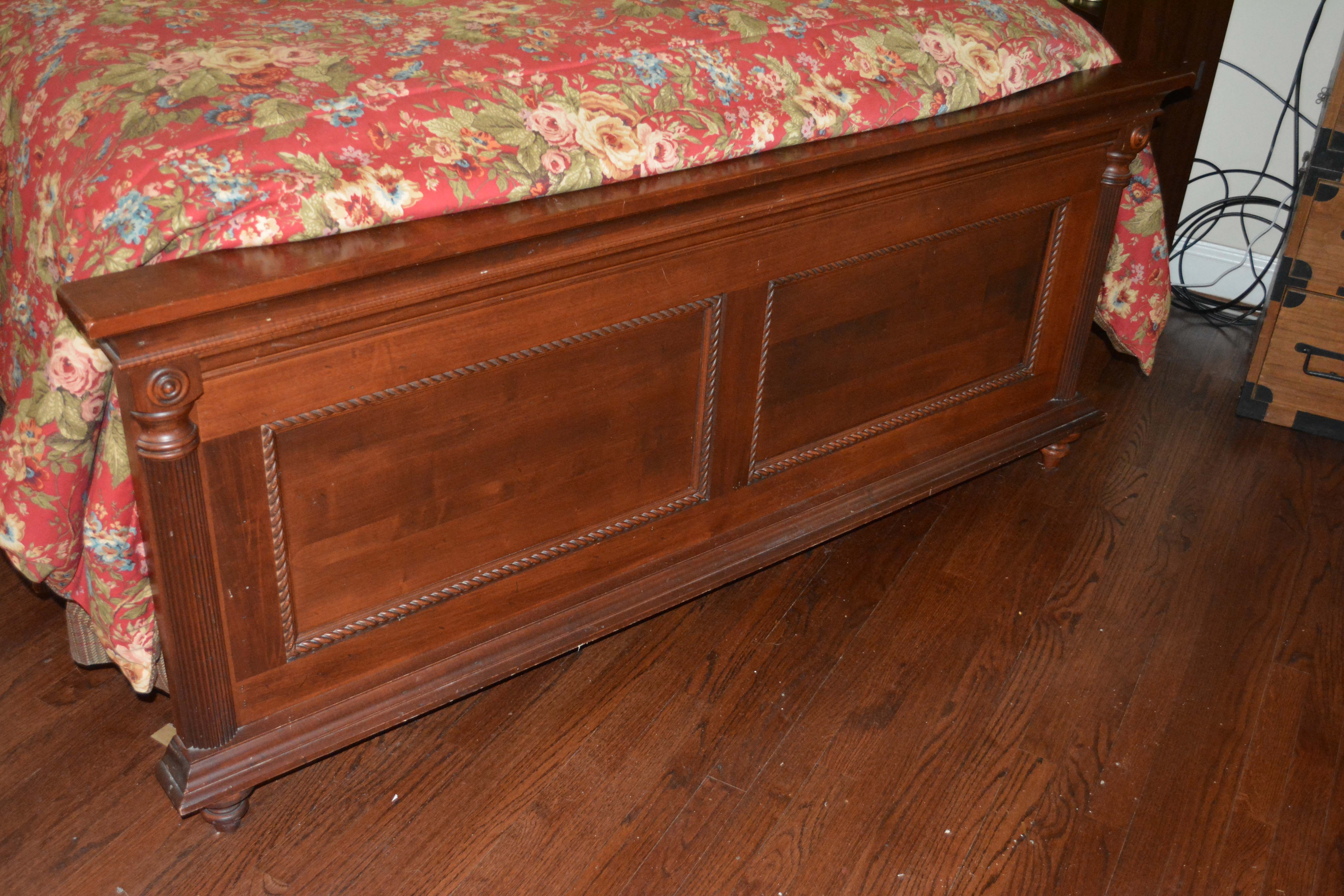 Vintage Traditional Style Queen Bed Frame