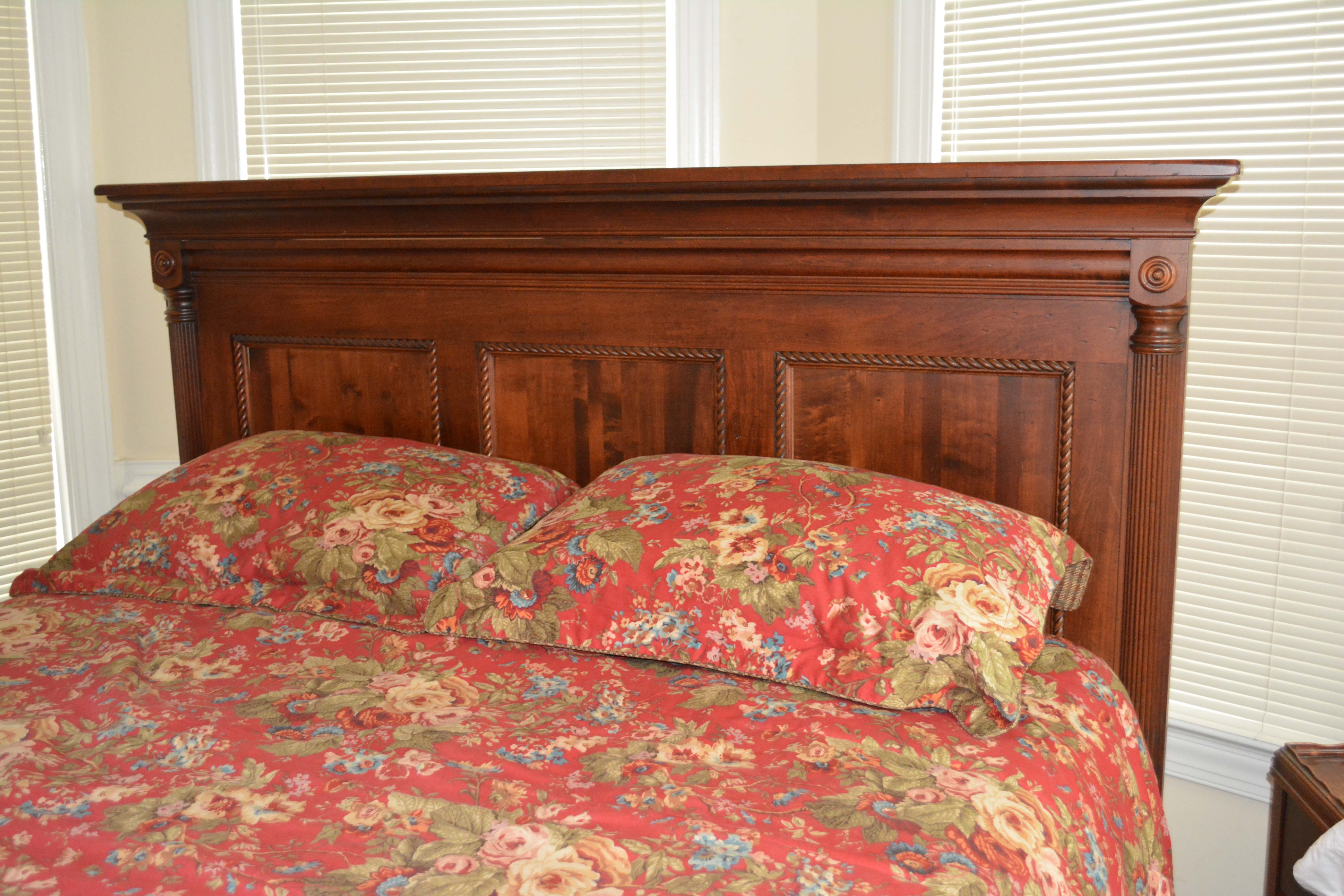 Vintage Traditional Style Queen Bed Frame