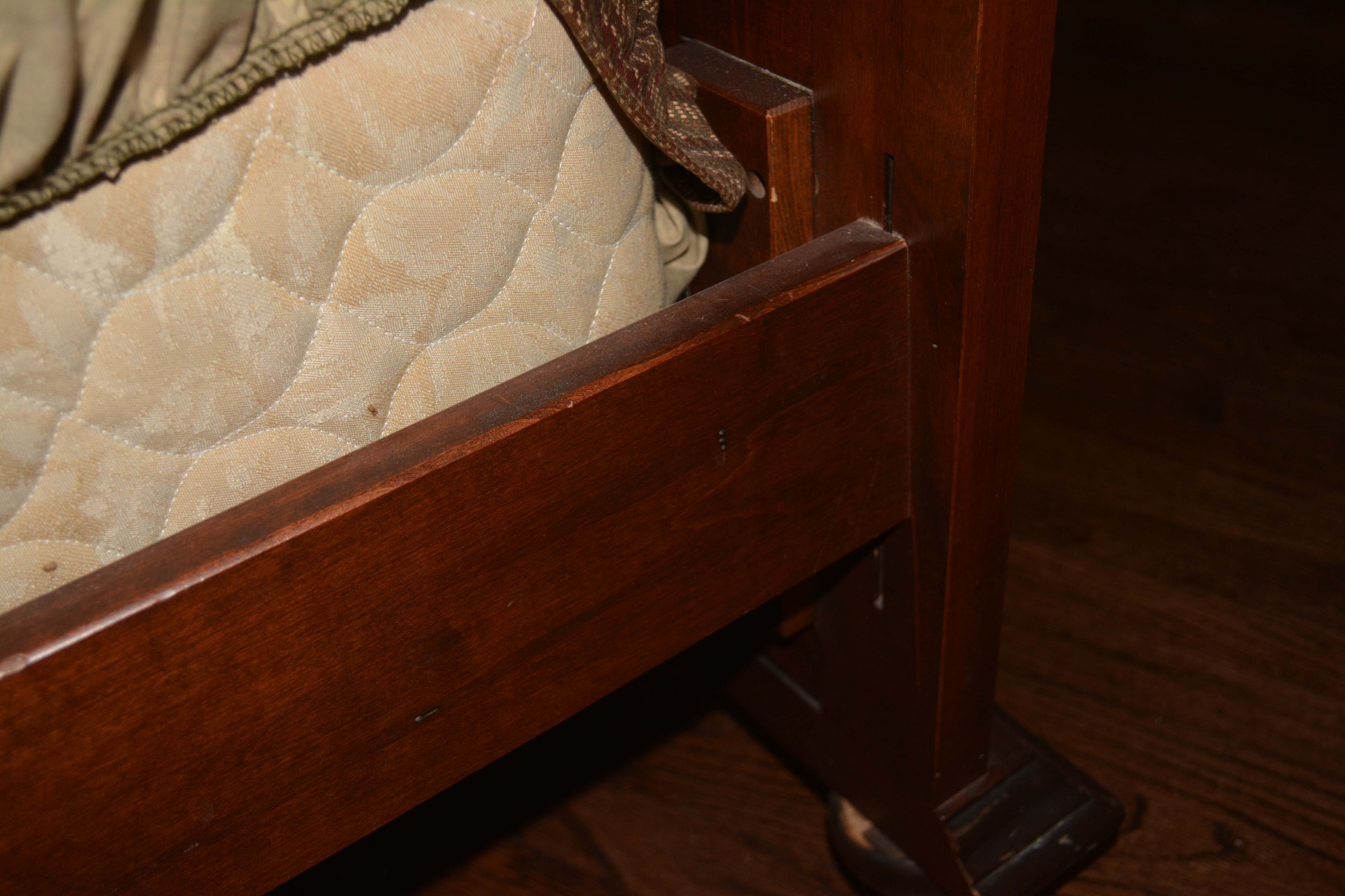 Vintage Traditional Style Queen Bed Frame