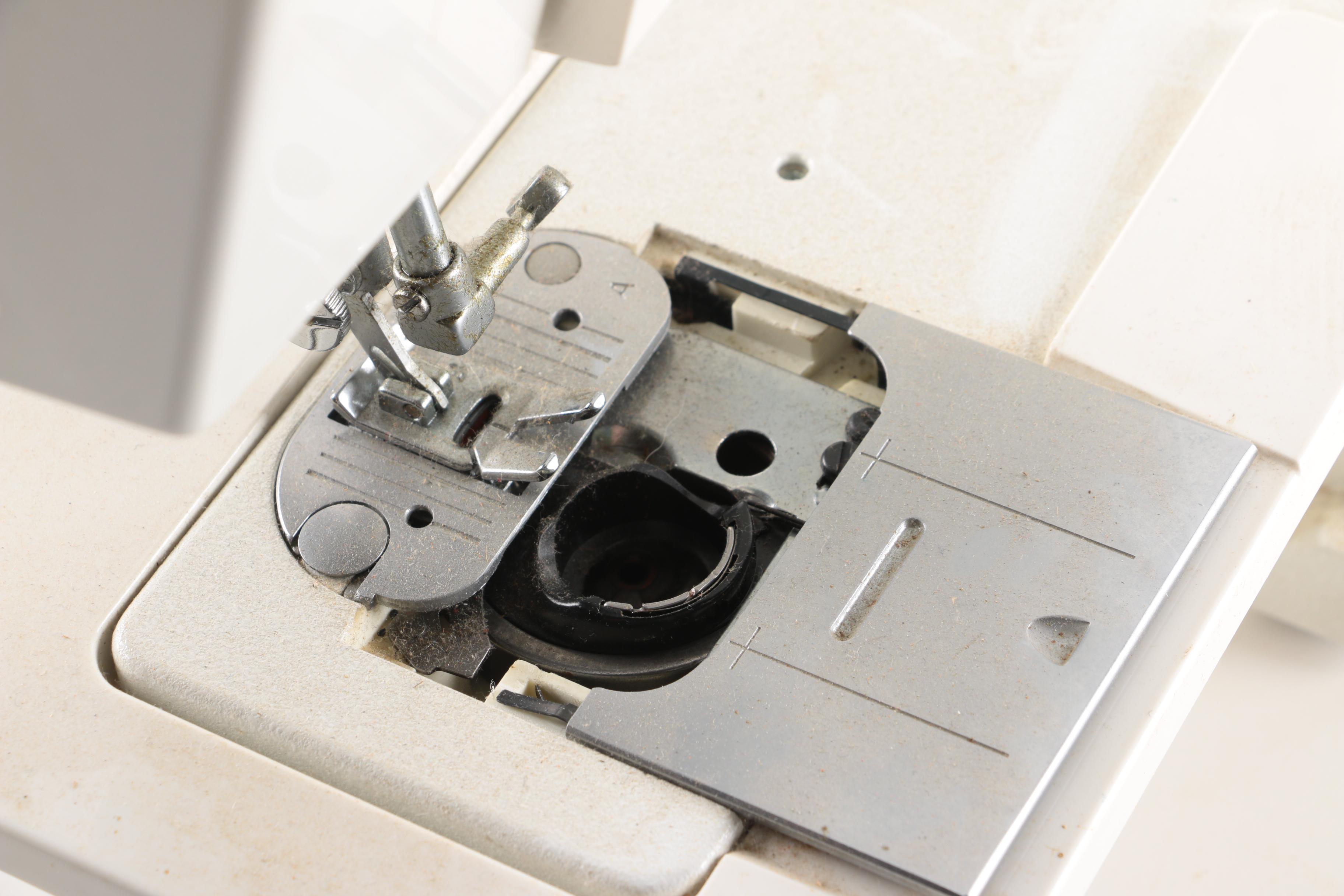 Singer Model 4562 T Sewing Machine