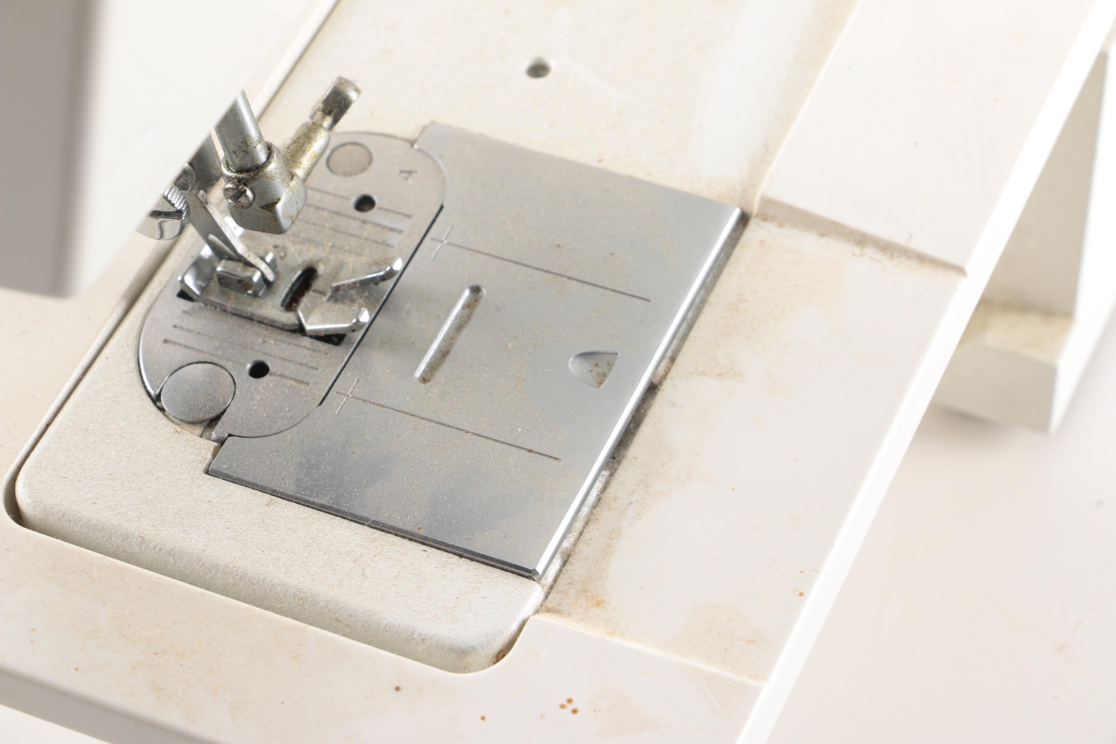 Singer Model 4562 T Sewing Machine