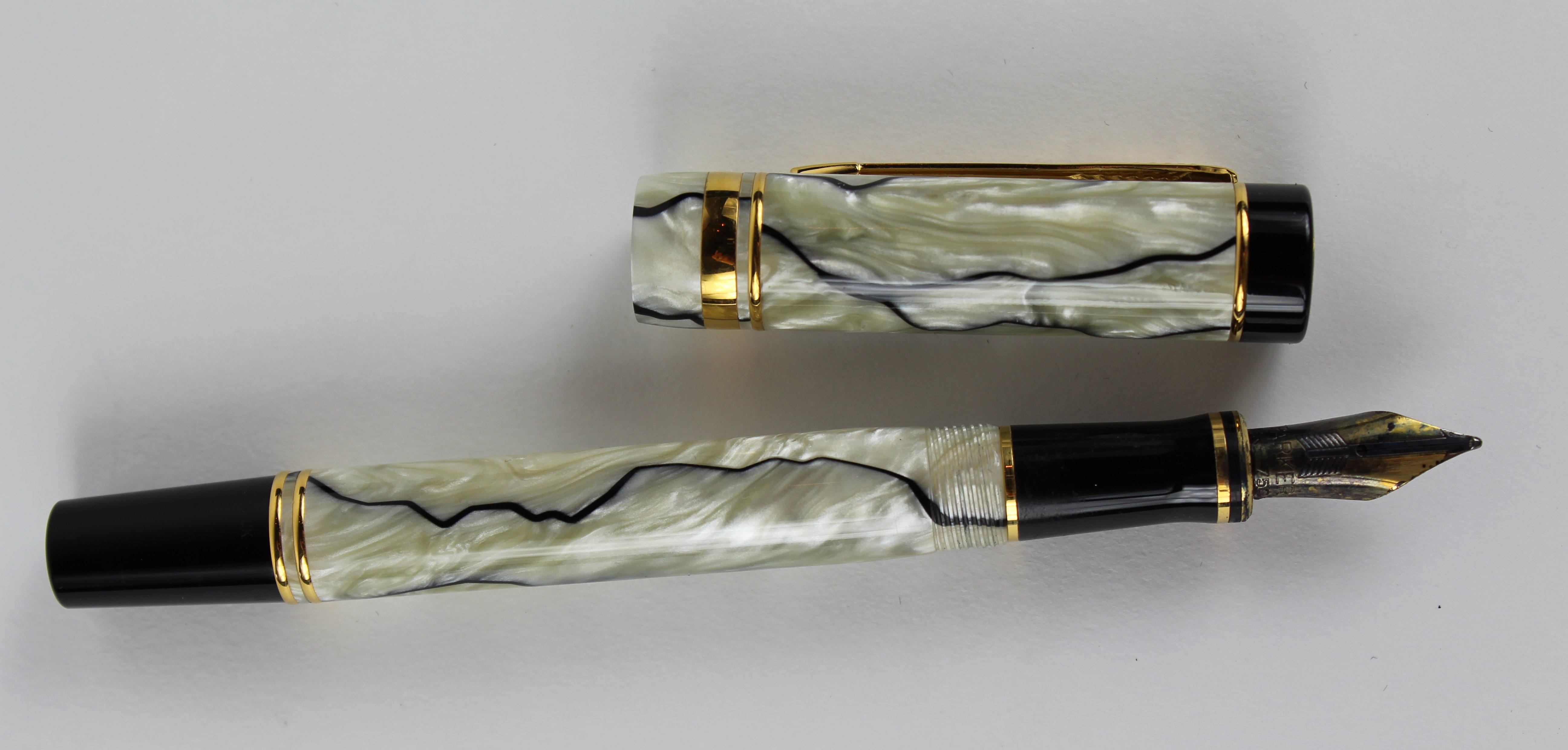Parker Duofold 18K White & Black Marble Fountain Pen #750