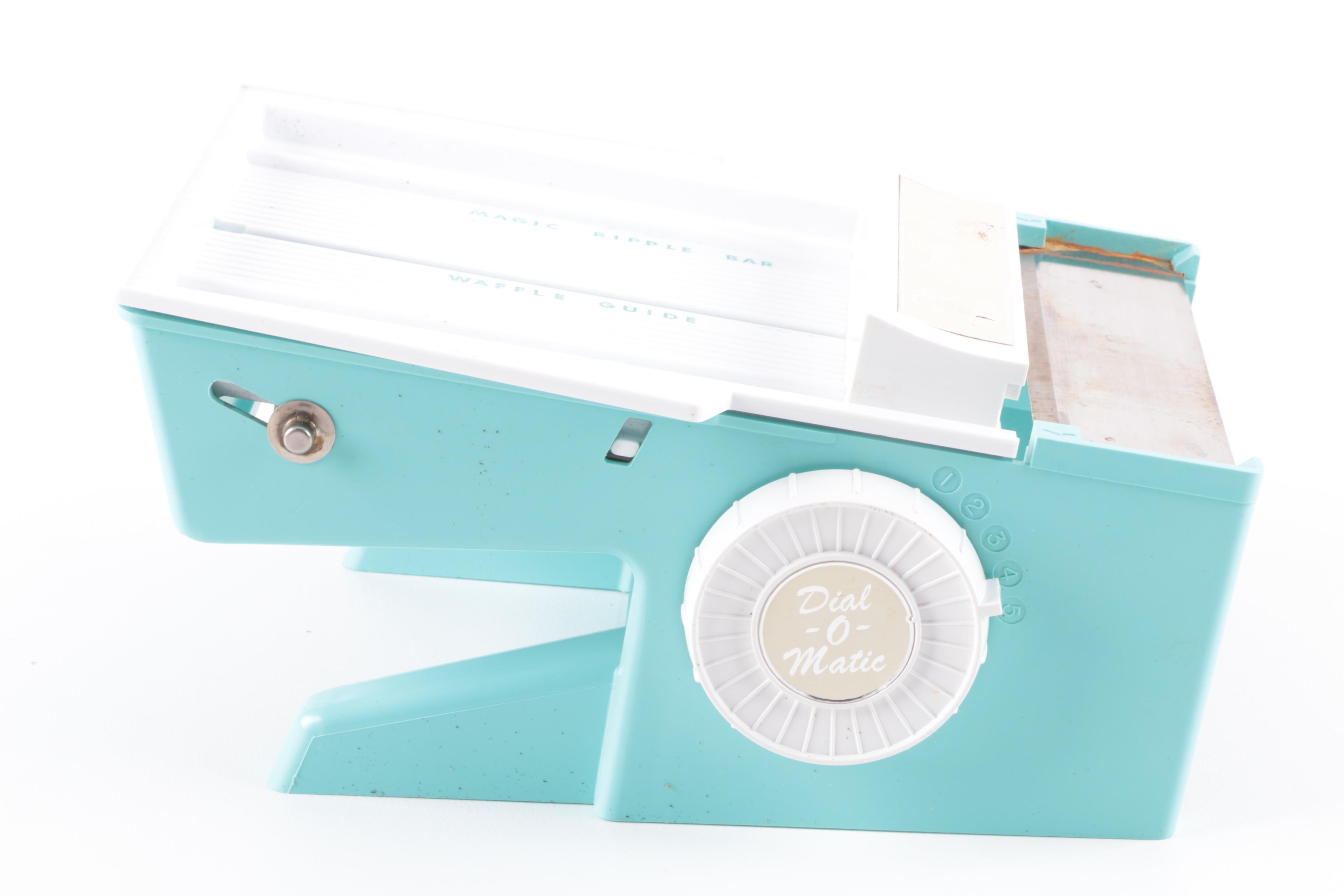 Wear Ever Fruit Juicer, Cake Decorating Kit and Assorted Kitchen Sets