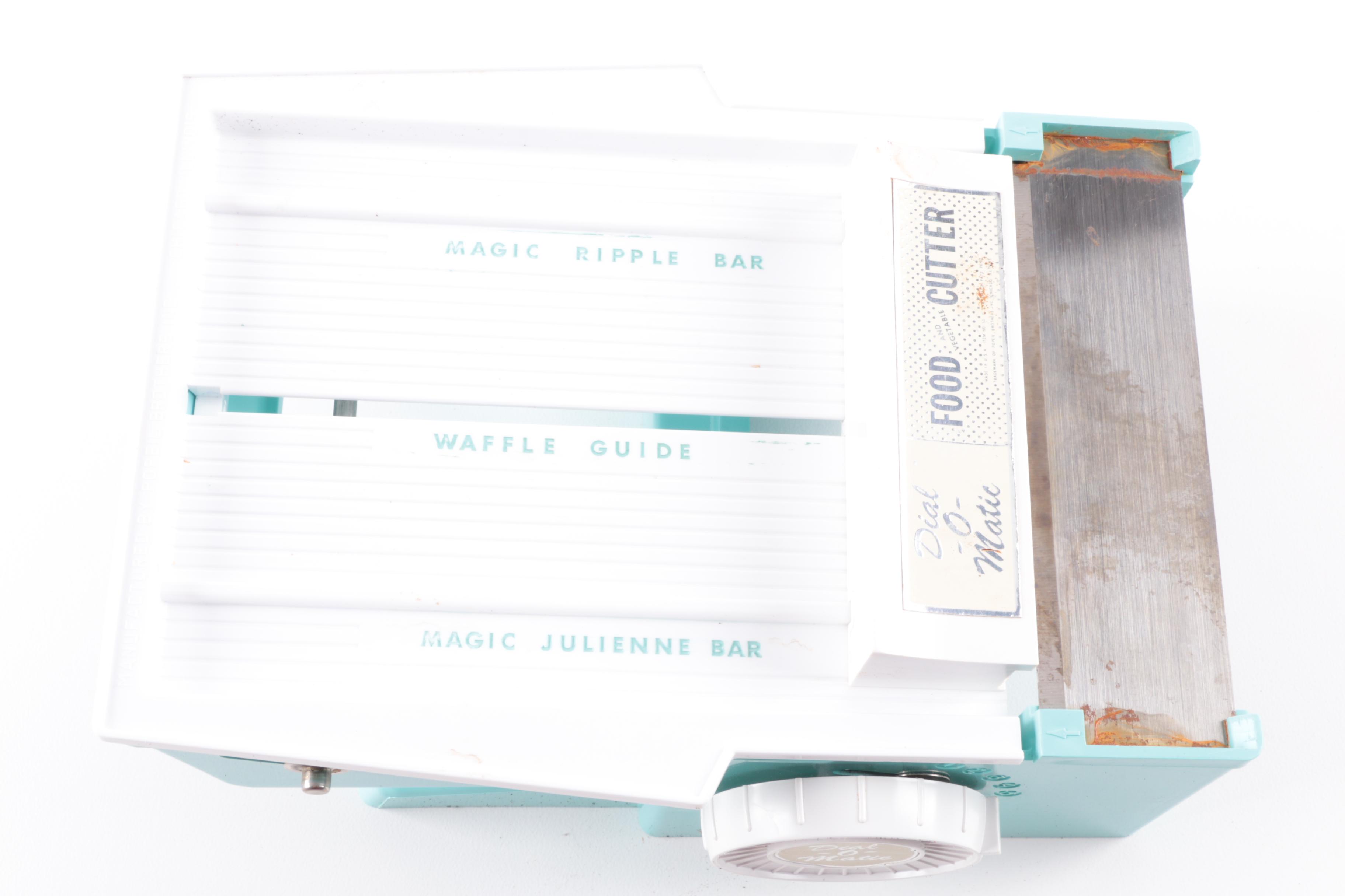 Wear Ever Fruit Juicer, Cake Decorating Kit and Assorted Kitchen Sets