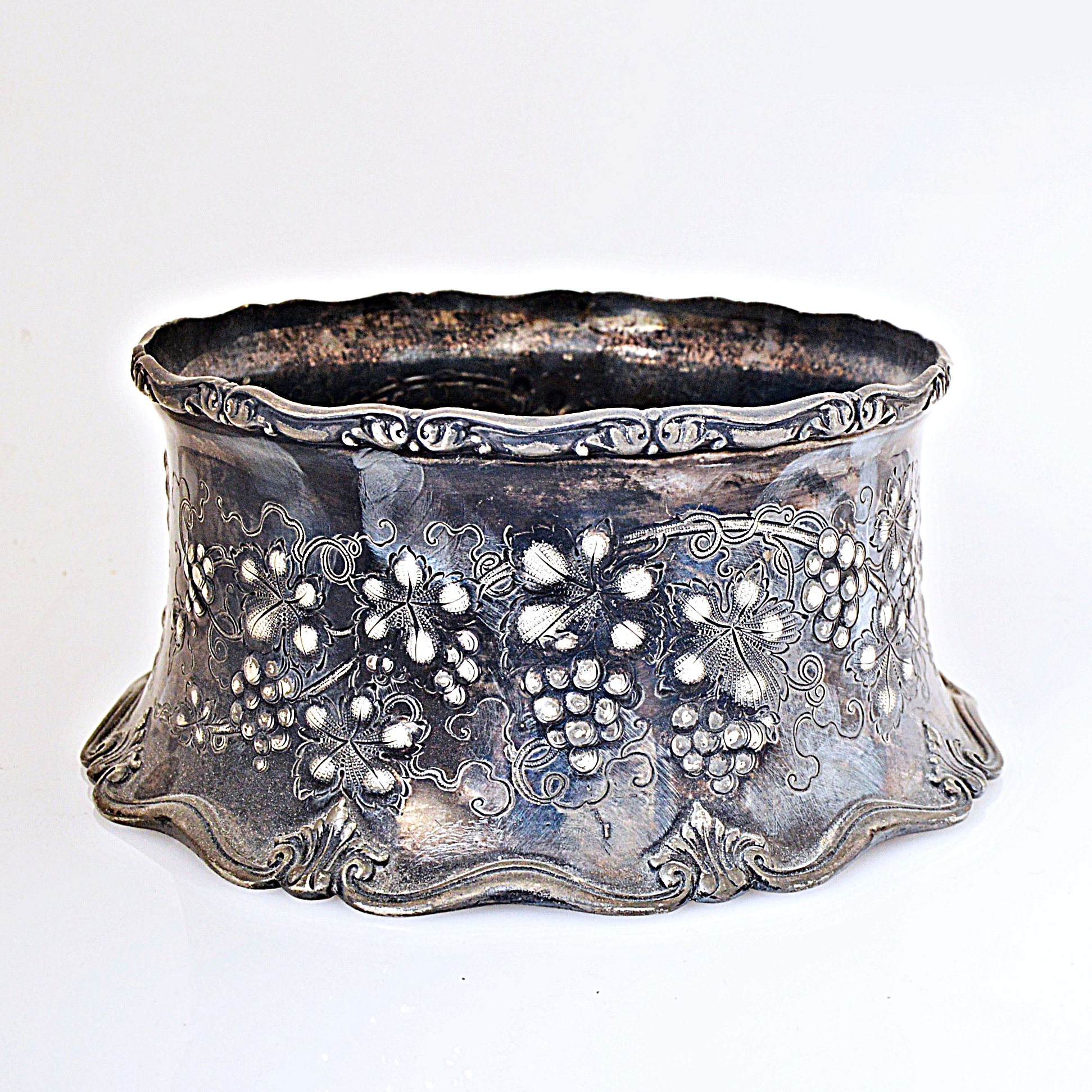 Homan Mfg. Co. Grapevine Accented Silver-Plated Centerpiece Bowl