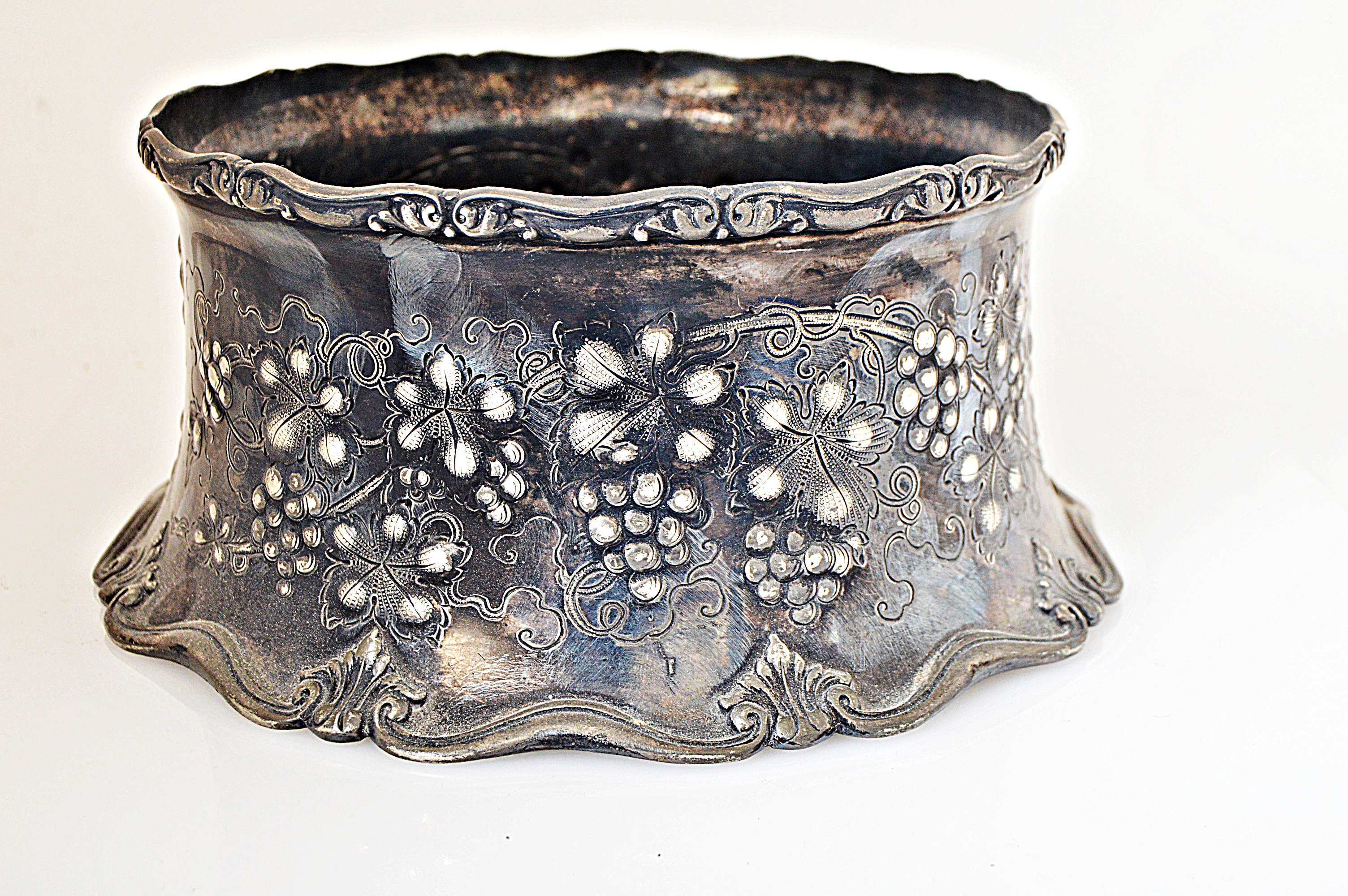 Homan Mfg. Co. Grapevine Accented Silver-Plated Centerpiece Bowl