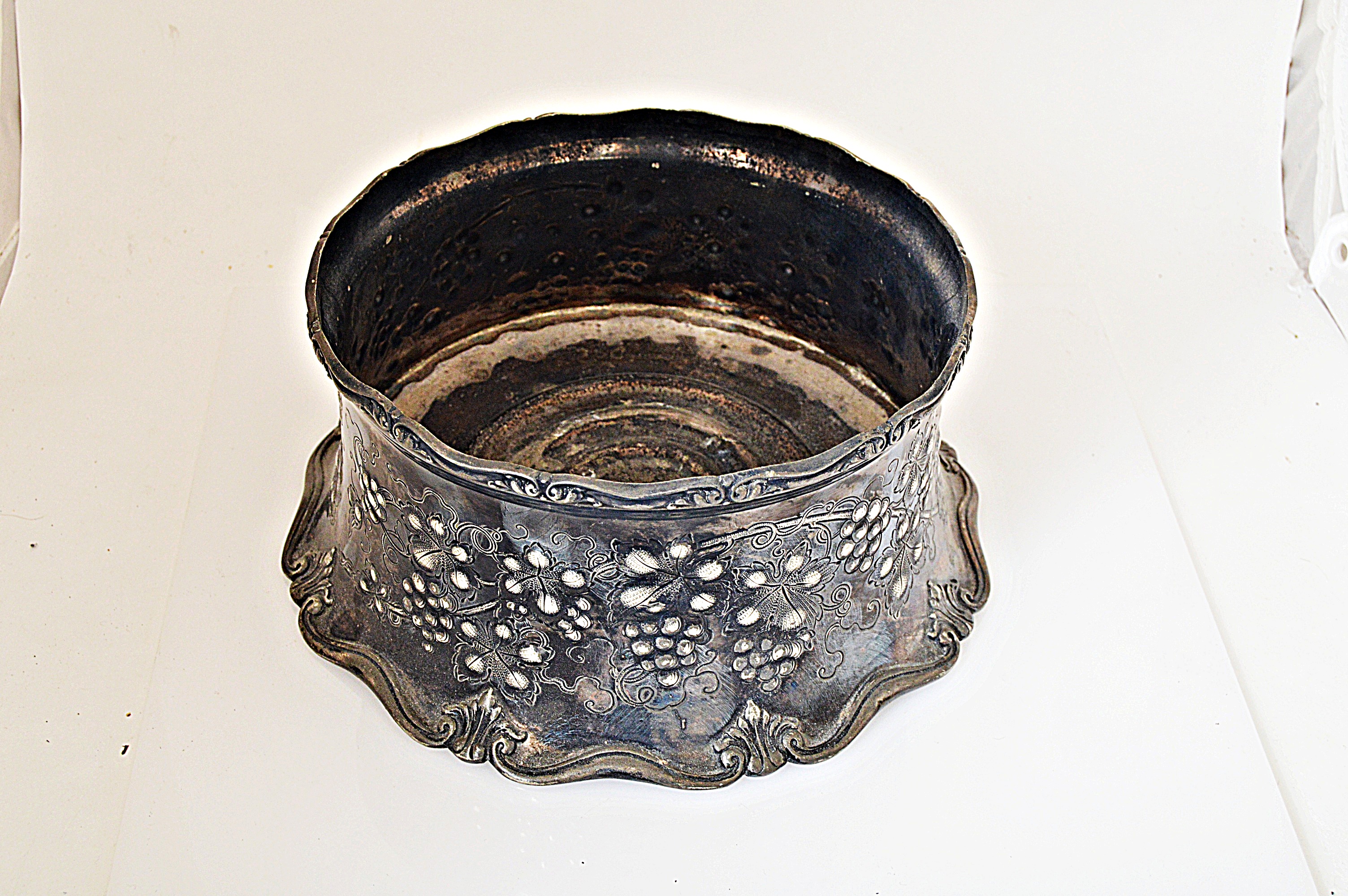 Homan Mfg. Co. Grapevine Accented Silver-Plated Centerpiece Bowl