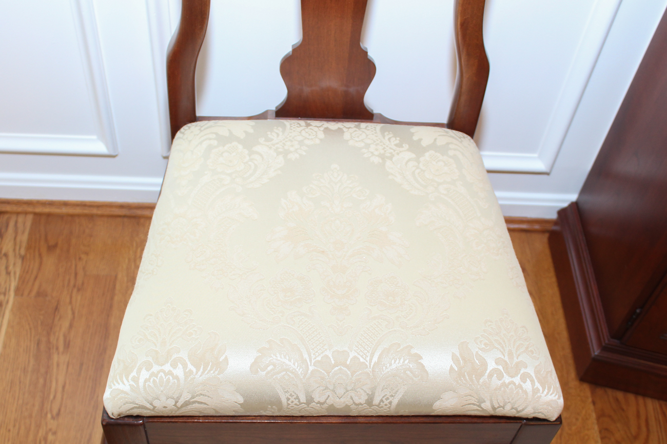 Pennsylvania House Queen Anne Dining Set with Eight Chairs