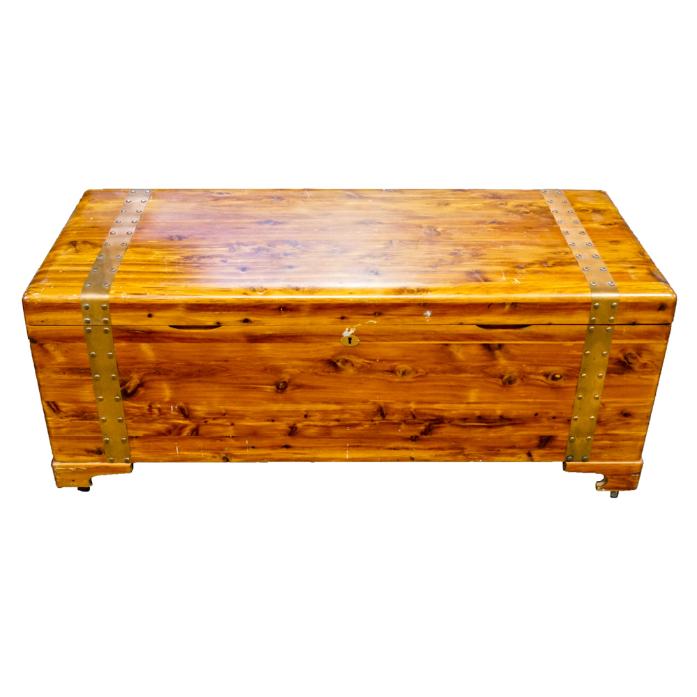 Vintage Cedar Chest by Roos EBTH